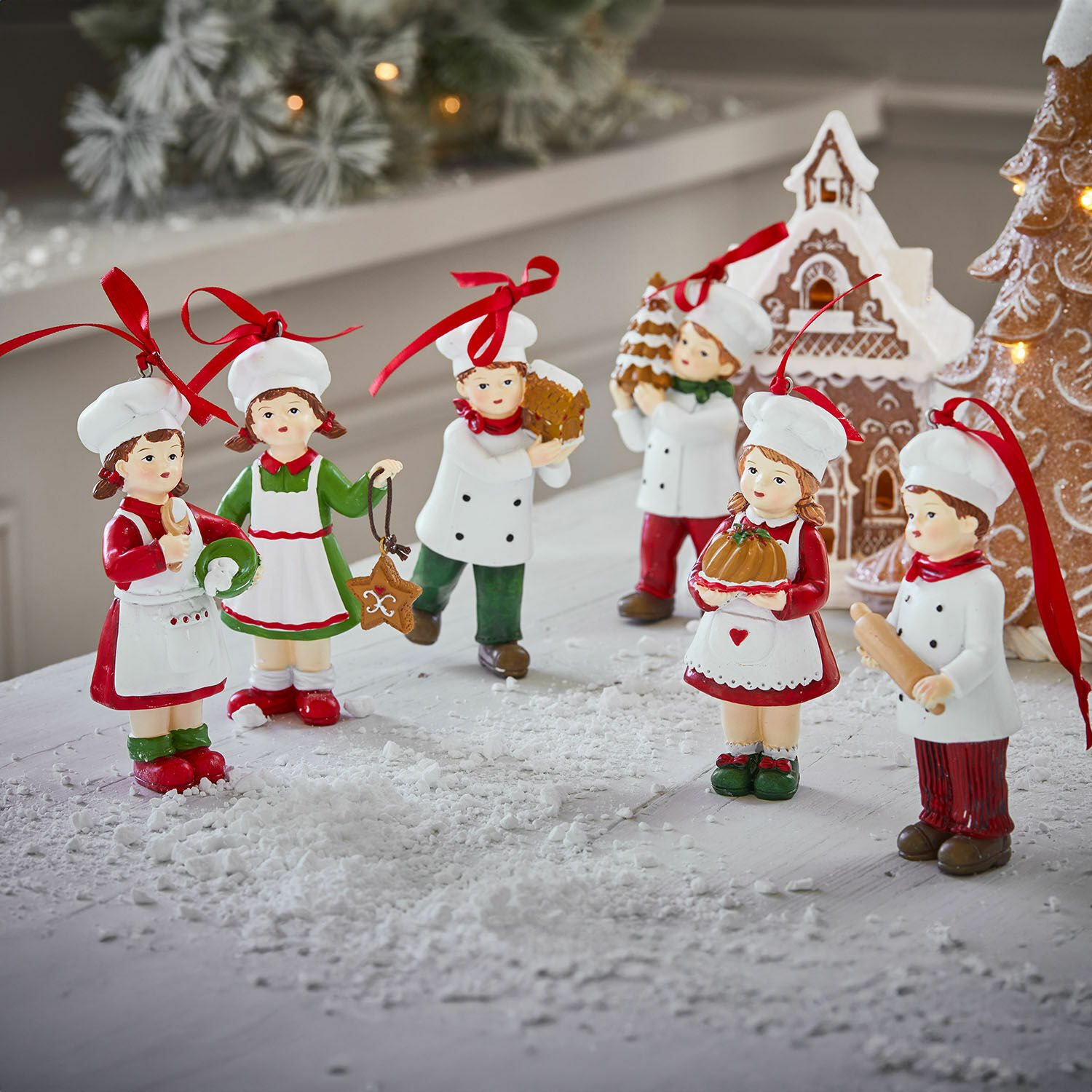 Beeldje set van 6 Farzahn Set van zes keramische kok-ornamenten met witte mutsen en rood-groene kleding voor kerstdecoratie
