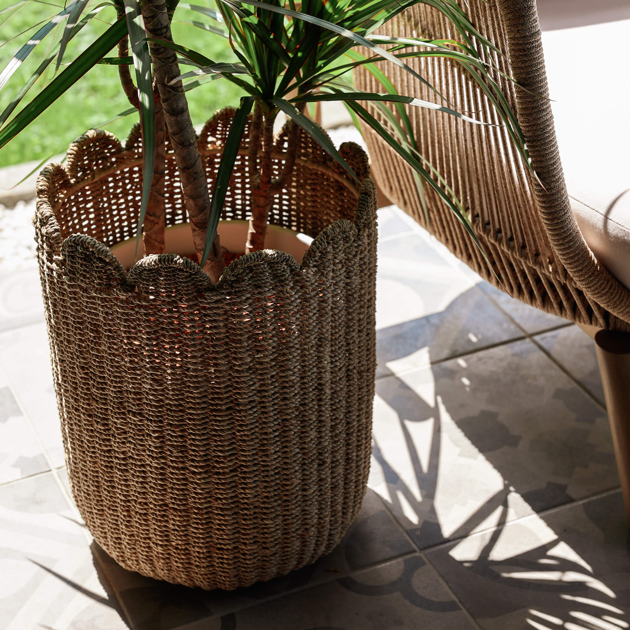Decoratieve plantenmand van natuurlijk gevlochten materiaal in beige voor binnen en buiten