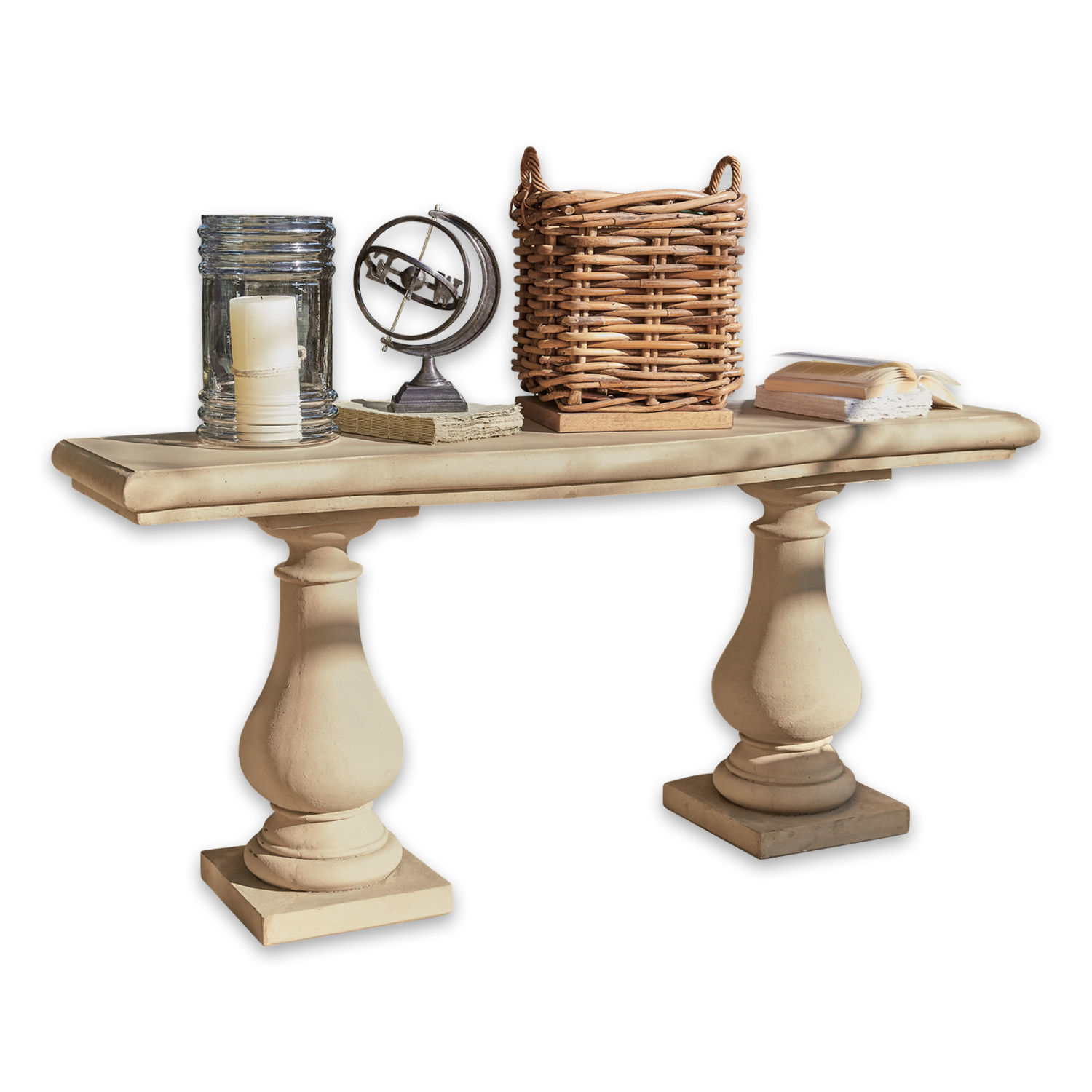 Beige stenen tafel met twee sierlijke poten, gedecoreerd met kaars, boeken en een rieten mand