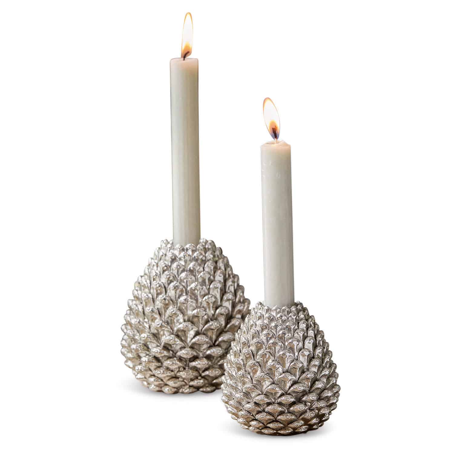 Kaarsenhouder set van 2 Mirbells Twee zilverkleurige dennenappel-kaarsenhouders met brandende witte kaarsen, stijlvolle tafeldecoratie