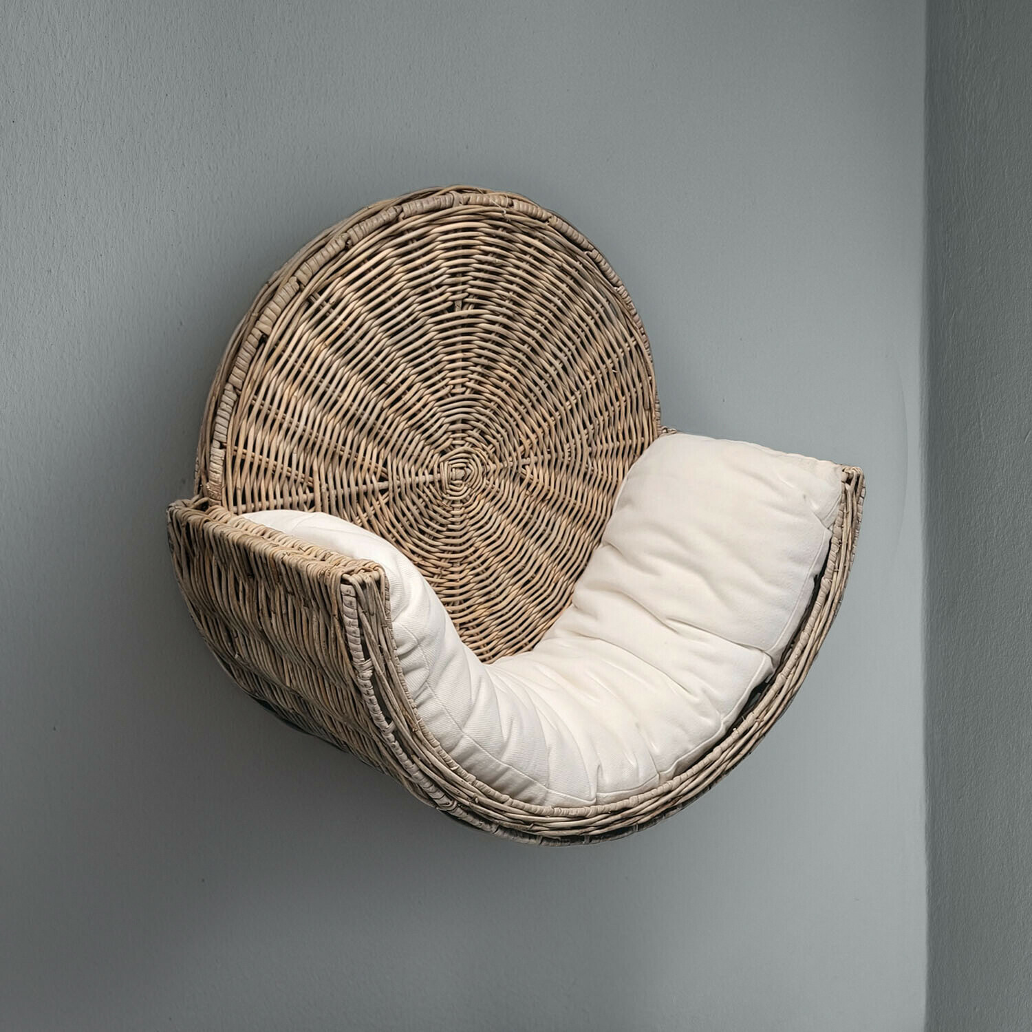 Kattenmand voor aan de muur Tapsino Hangstoel van rotan met wit zacht kussen tegen grijze achtergrond, modern relaxmeubel