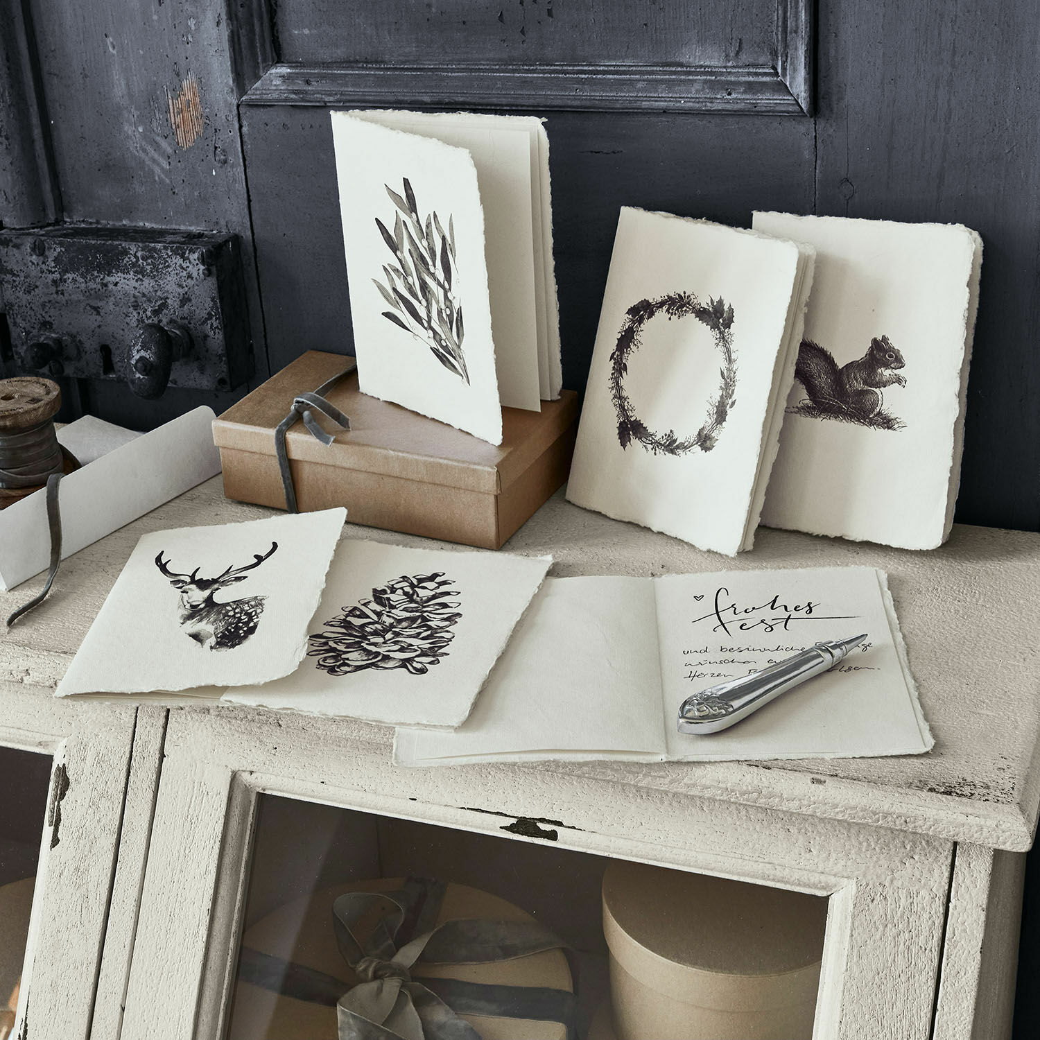 Wenskaart set van 6 Previa Set kaarten met natuurmotieven op crèmekleurig handgeschept papier op rustieke tafel