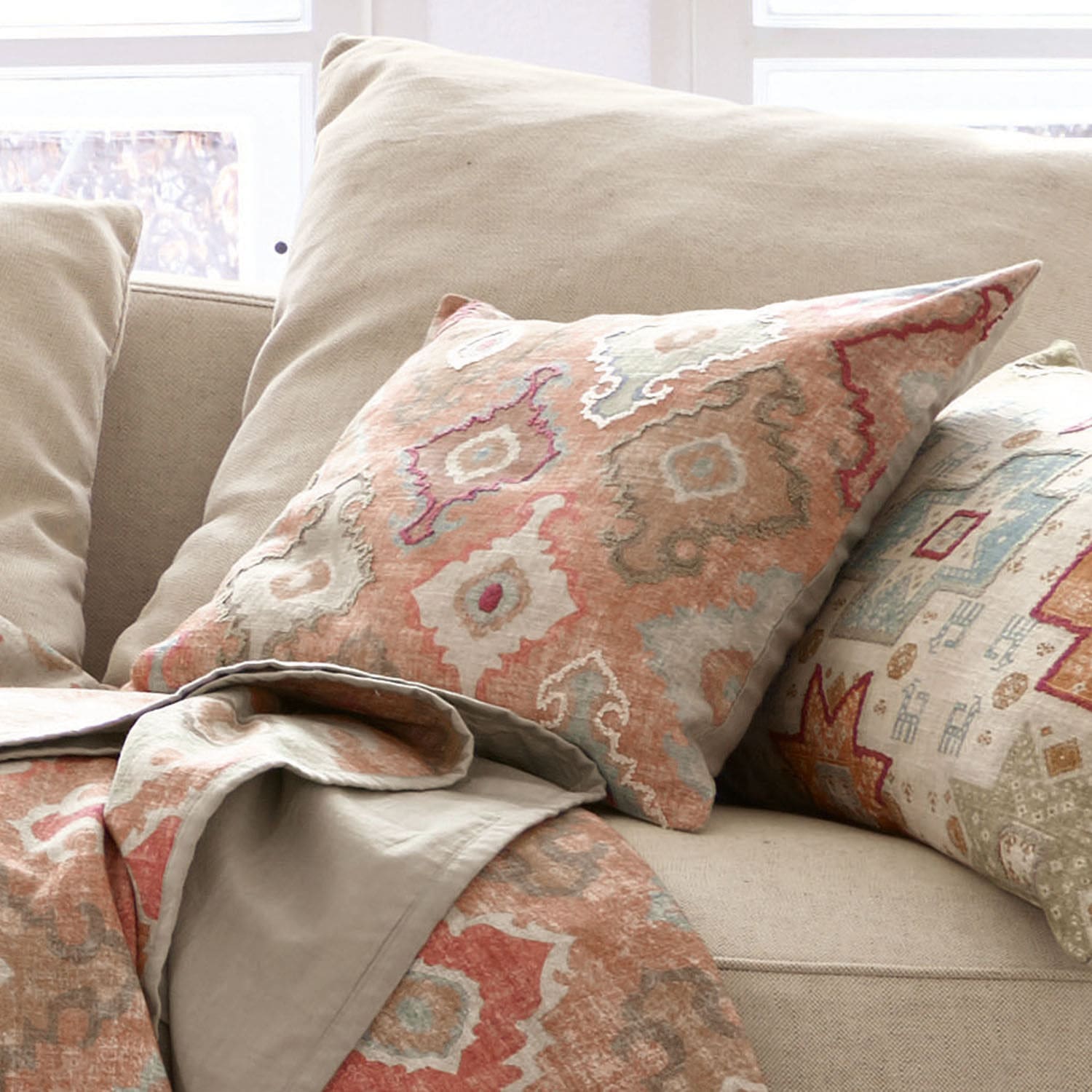 Kussen Donzy Beige bank met decoratief kussen en deken met warme geometrische patronen