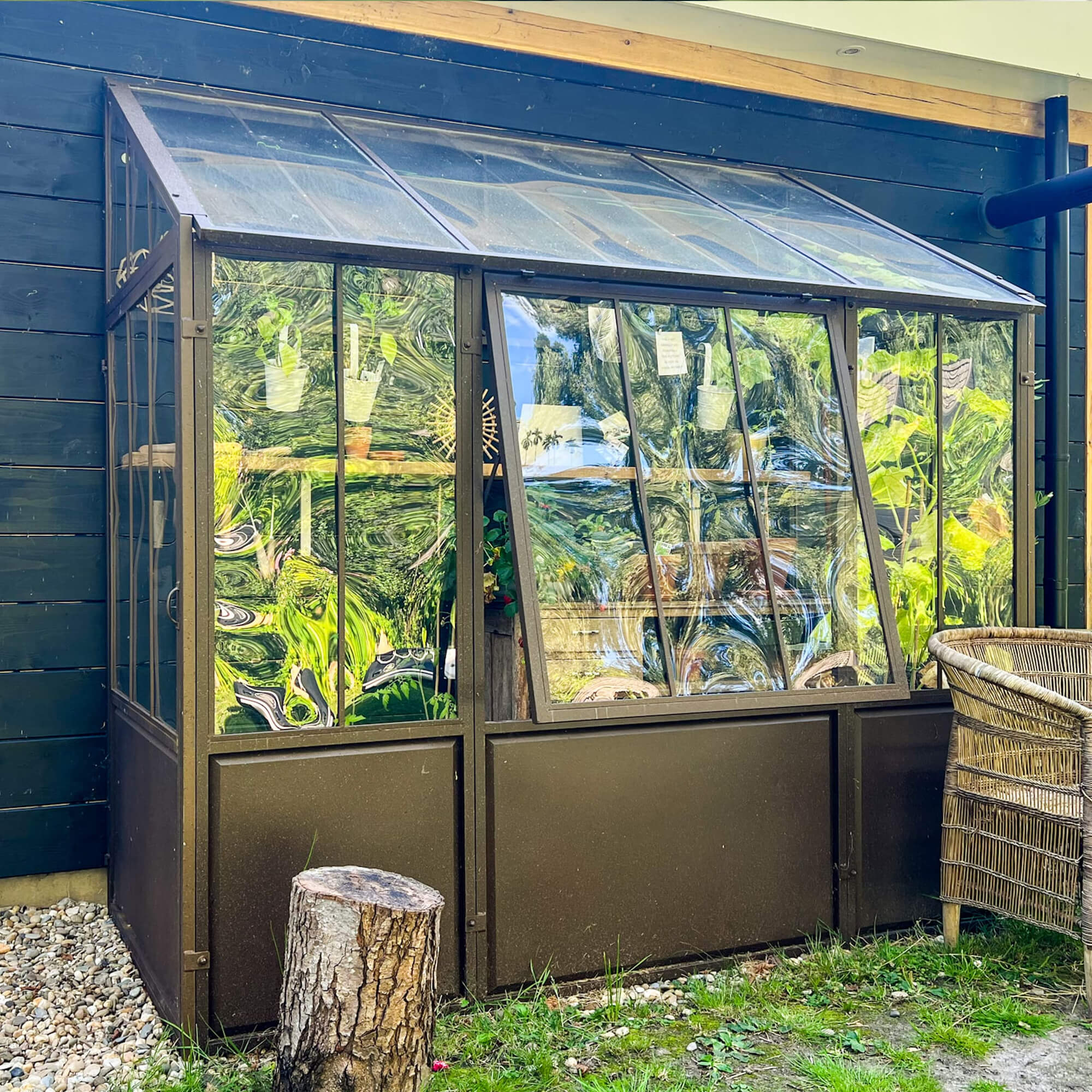 Tuinserre met bruin metalen frame, ideaal voor het kweken van planten thuis en in de tuin
