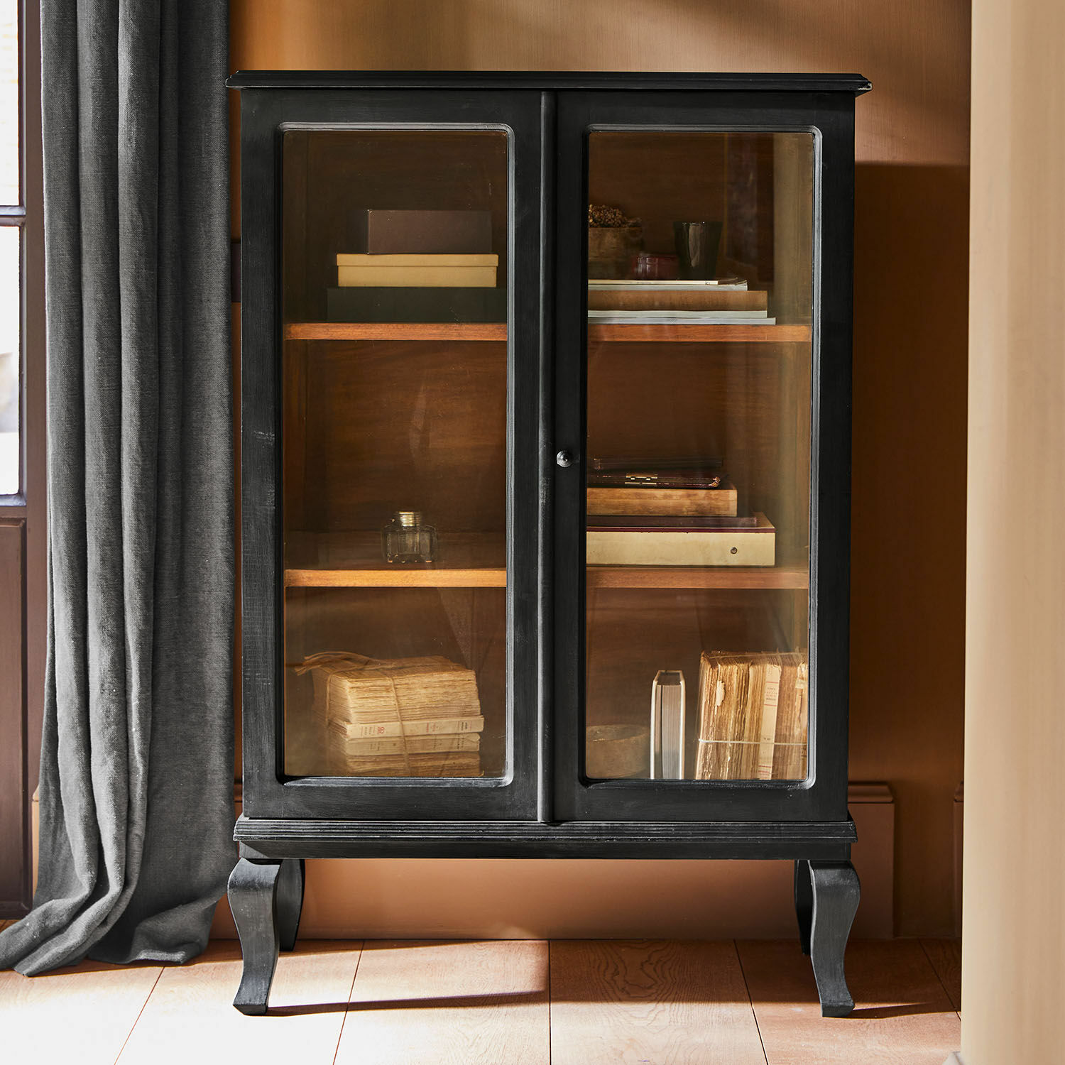 Kastje Westleigh Zwarte houten vitrinekast met glazen deuren en planken, vintage opbergruimte voor boeken