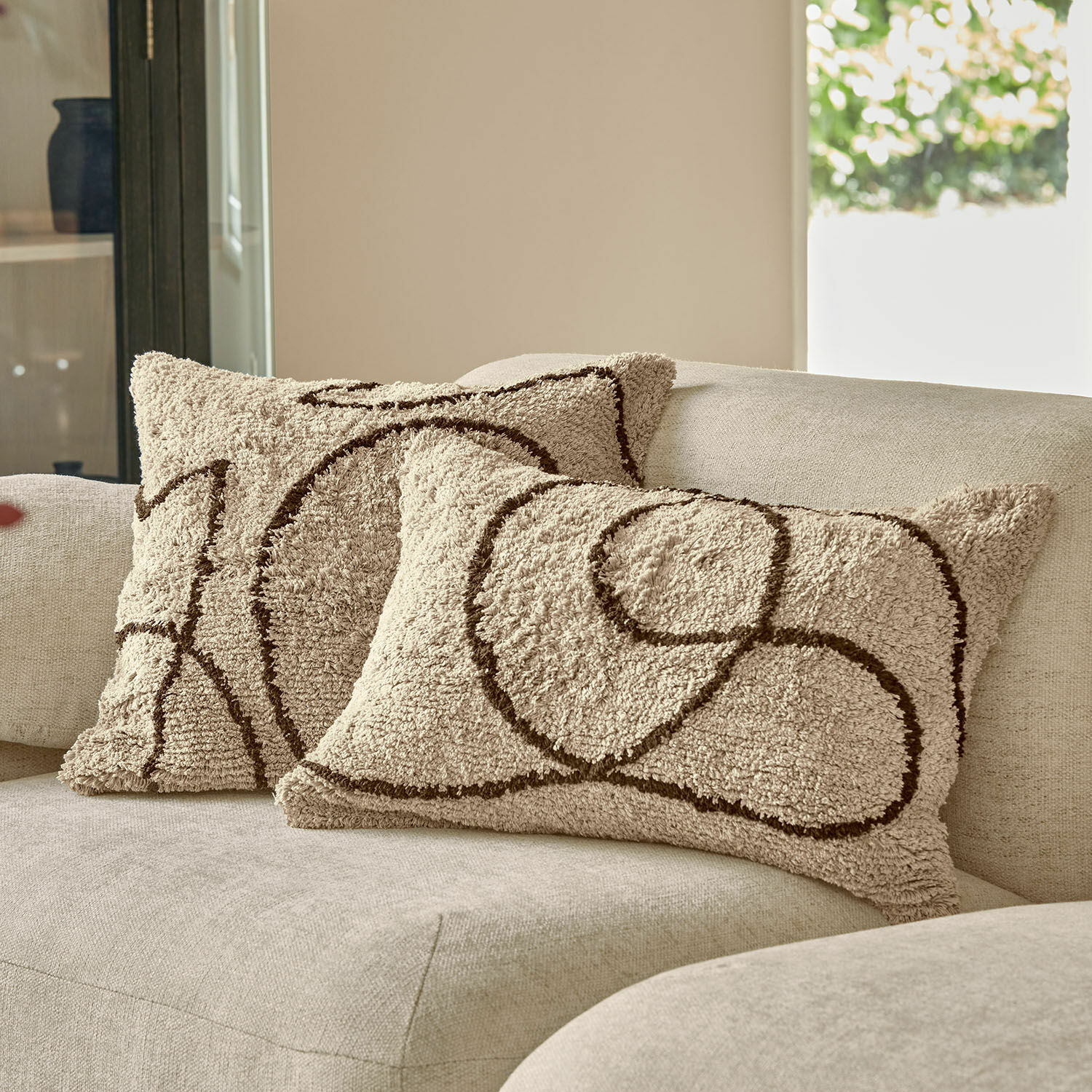 Kussenhoes set van 2 Lavinois Beige decoratieve kussens van zacht materiaal met bruin geometrisch patroon op lichte bank