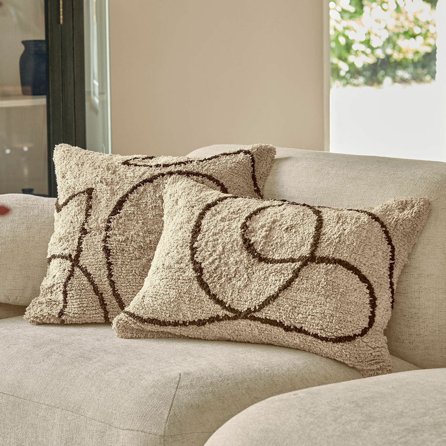 Kussenhoes set van 2 Lavinois Beige decoratieve kussens van zacht materiaal met bruin geometrisch patroon op lichte bank