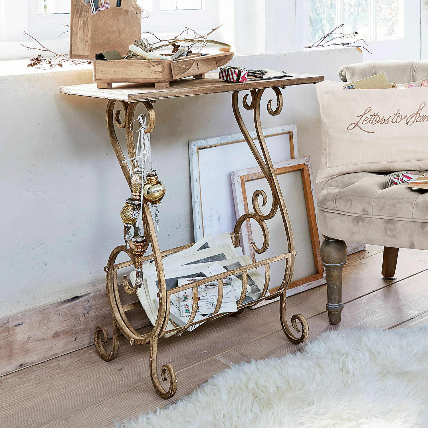 Sidetable Ciattos Bijzettafel met gouden metalen frame en houten blad, vintage decoraties en brieven in vak