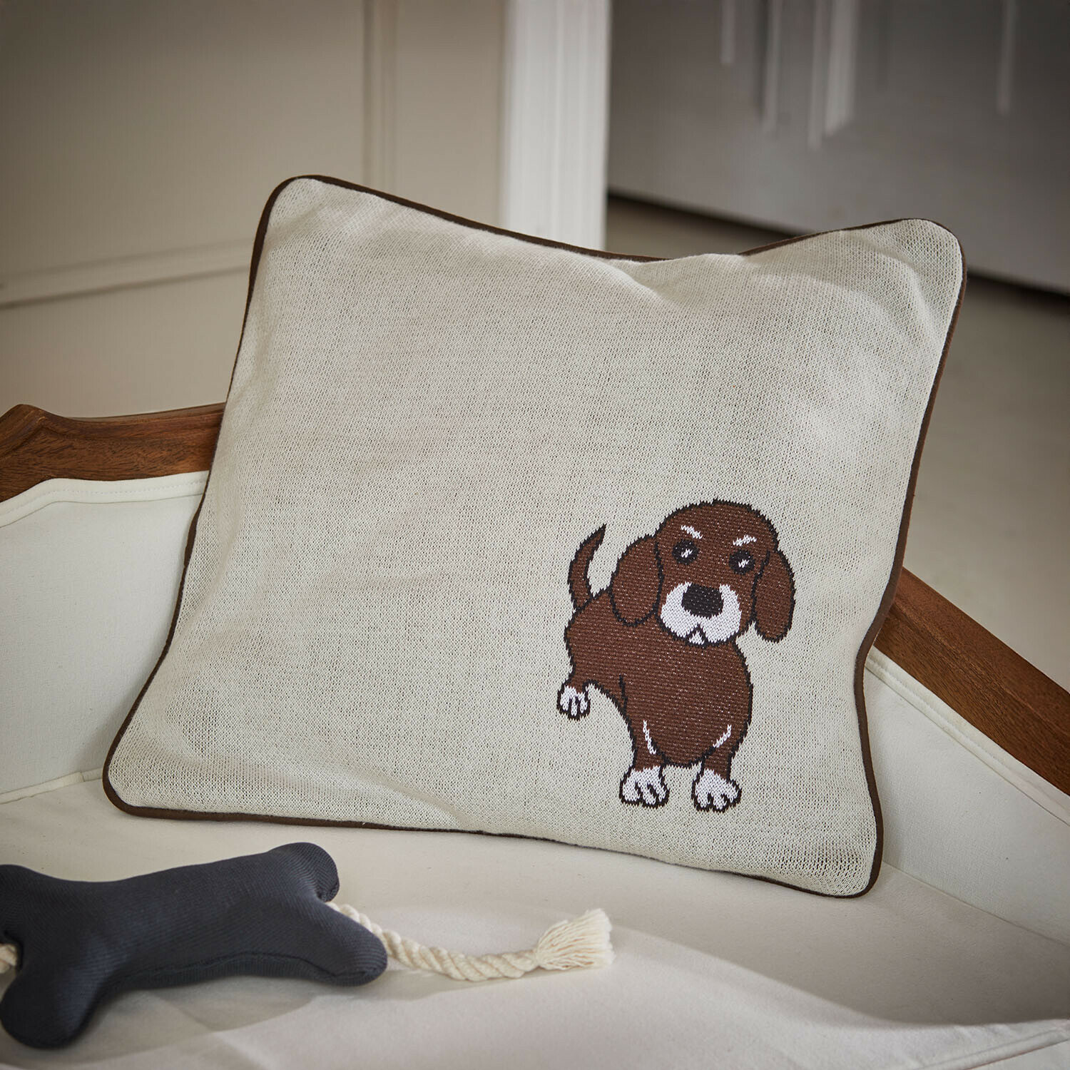 Kussenhoes Mehrana Beige kussen met bruine bies en hondenborduursel, zachte stof voor woondecoratie