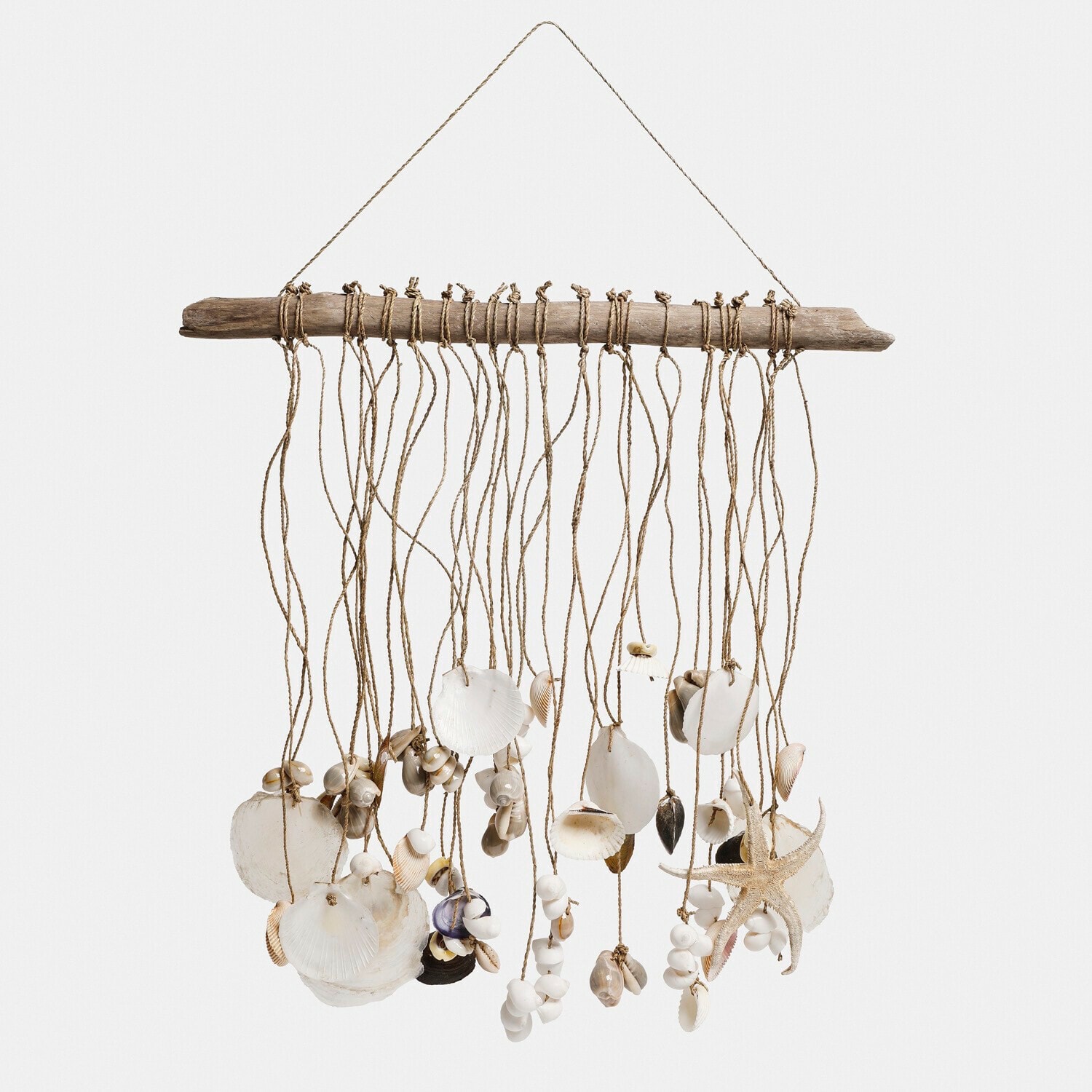 Wanddecoratie van schelpen en zeester aan touwtjes aan houten stok, natuurlijke kleuren, maritiem