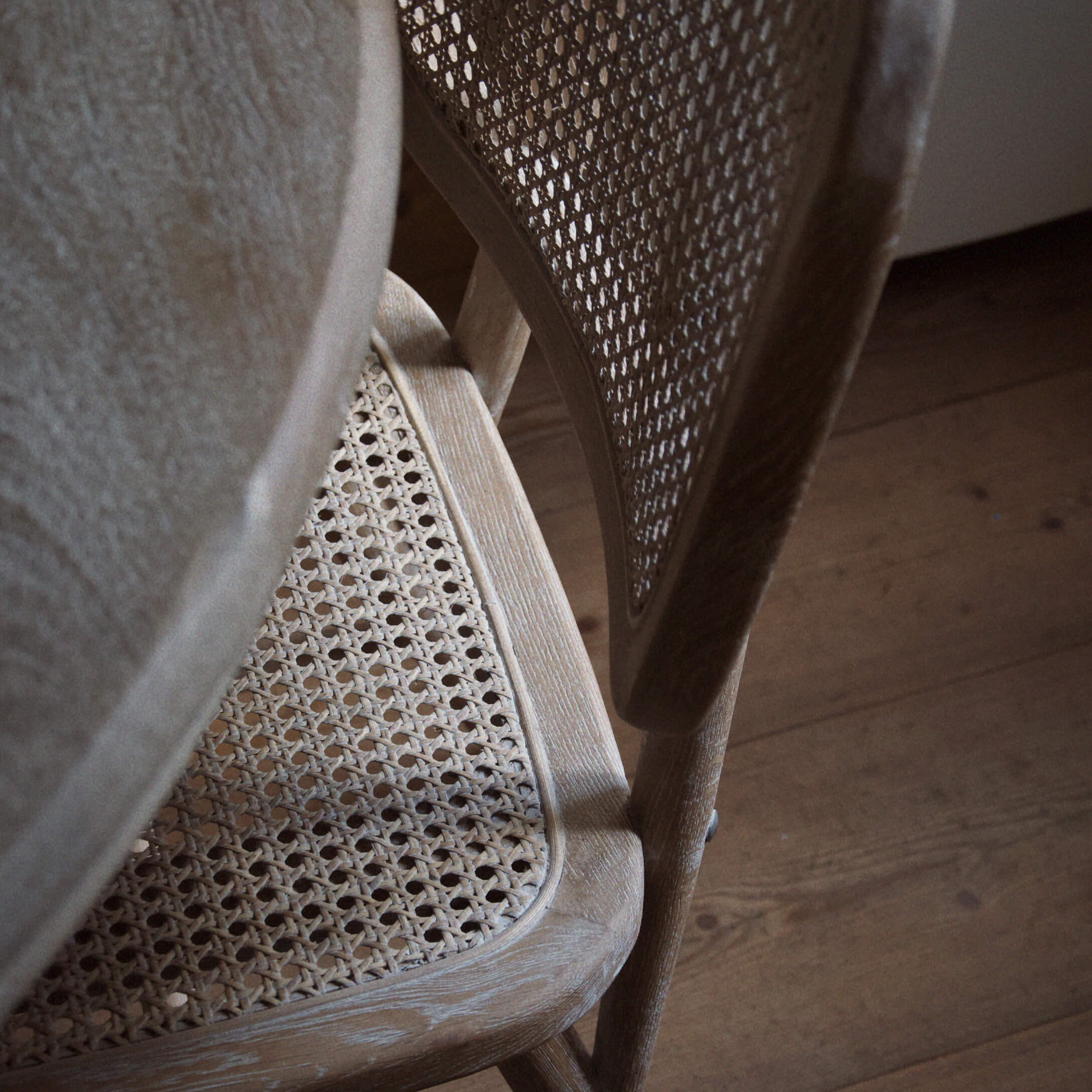 Stoel van licht hout met gevlochten zitting en rugleuning, natuurlijke stijl en materiaal