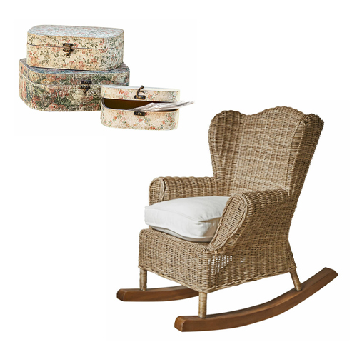 Schommelstoel van riet met wit kussen en set van drie decoratieve koffers met bloemenpatroon