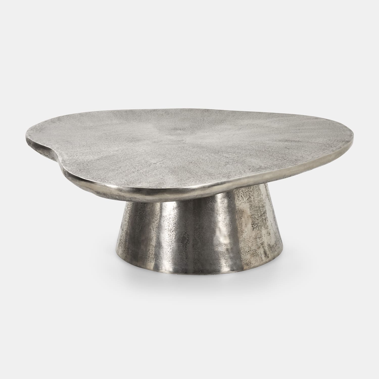 Salontafel van zilverkleurig metaal met onregelmatig blad en kegelvormige voet voor modern interieur