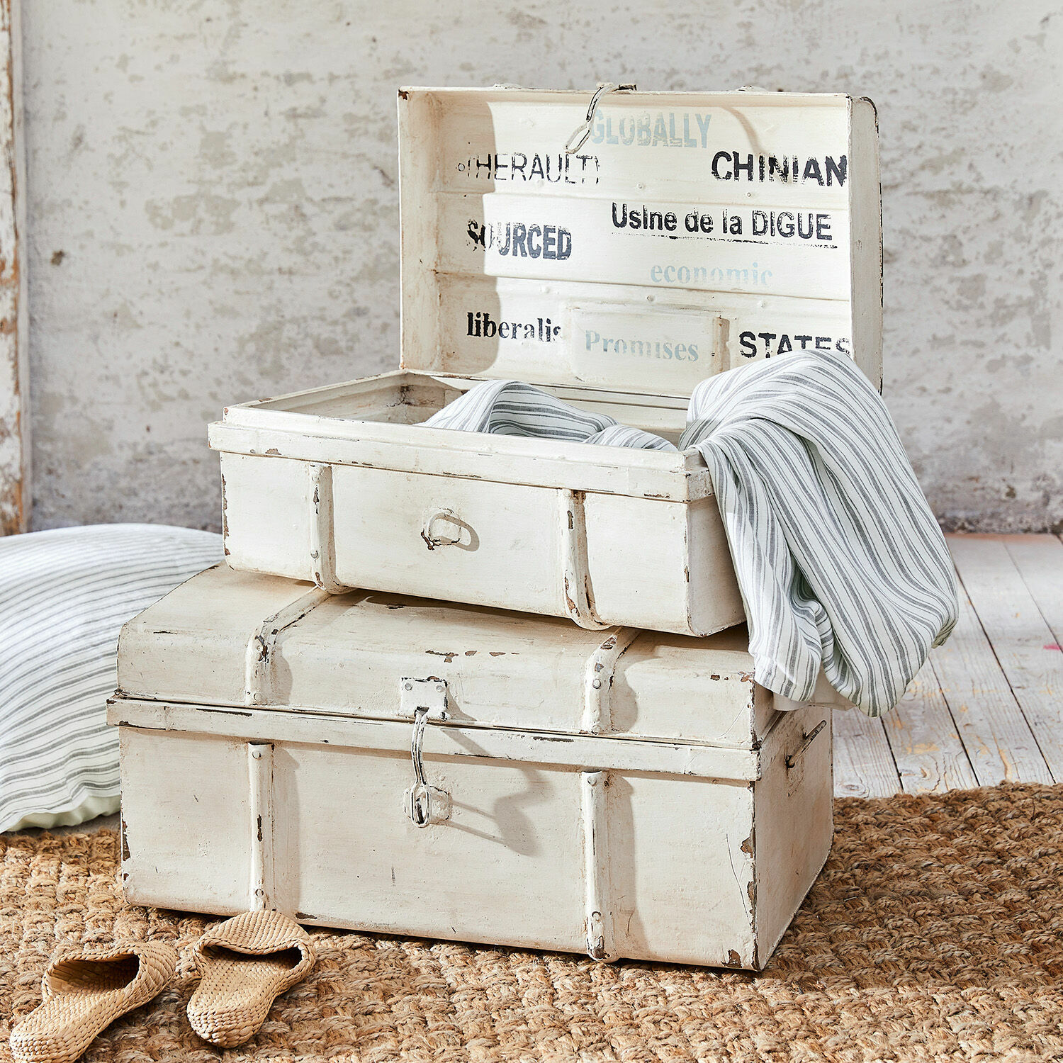 Kist set van 2 Riga Witte houten kisten met verouderde look op jute vloerkleed, decoratieve vintage opbergdozen
