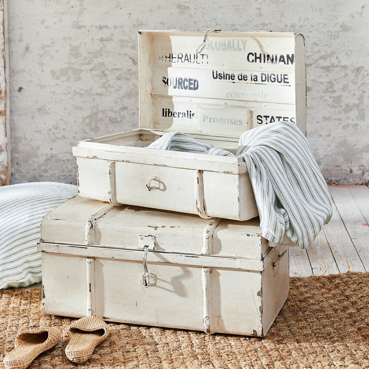 Kist set van 2 Riga Witte houten kisten met verouderde look op jute vloerkleed, decoratieve vintage opbergdozen