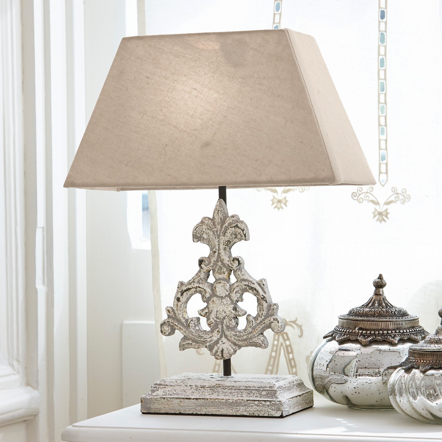 Tafellamp Poème Tafellamp met beige kap en witte, verouderde metalen en houten voet