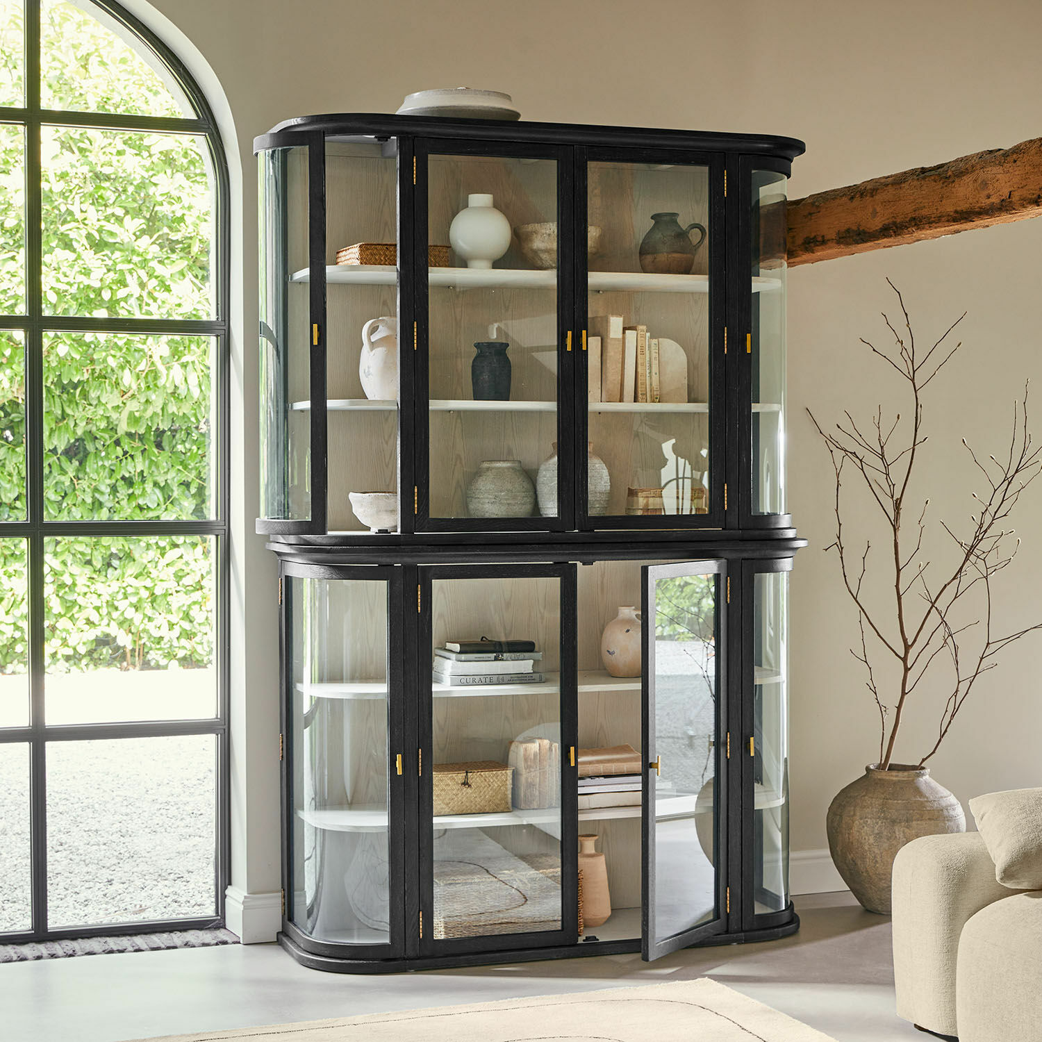 Zwarte houten vitrinekast met glazen deuren en planken, moderne woonkamermeubel met decoratie