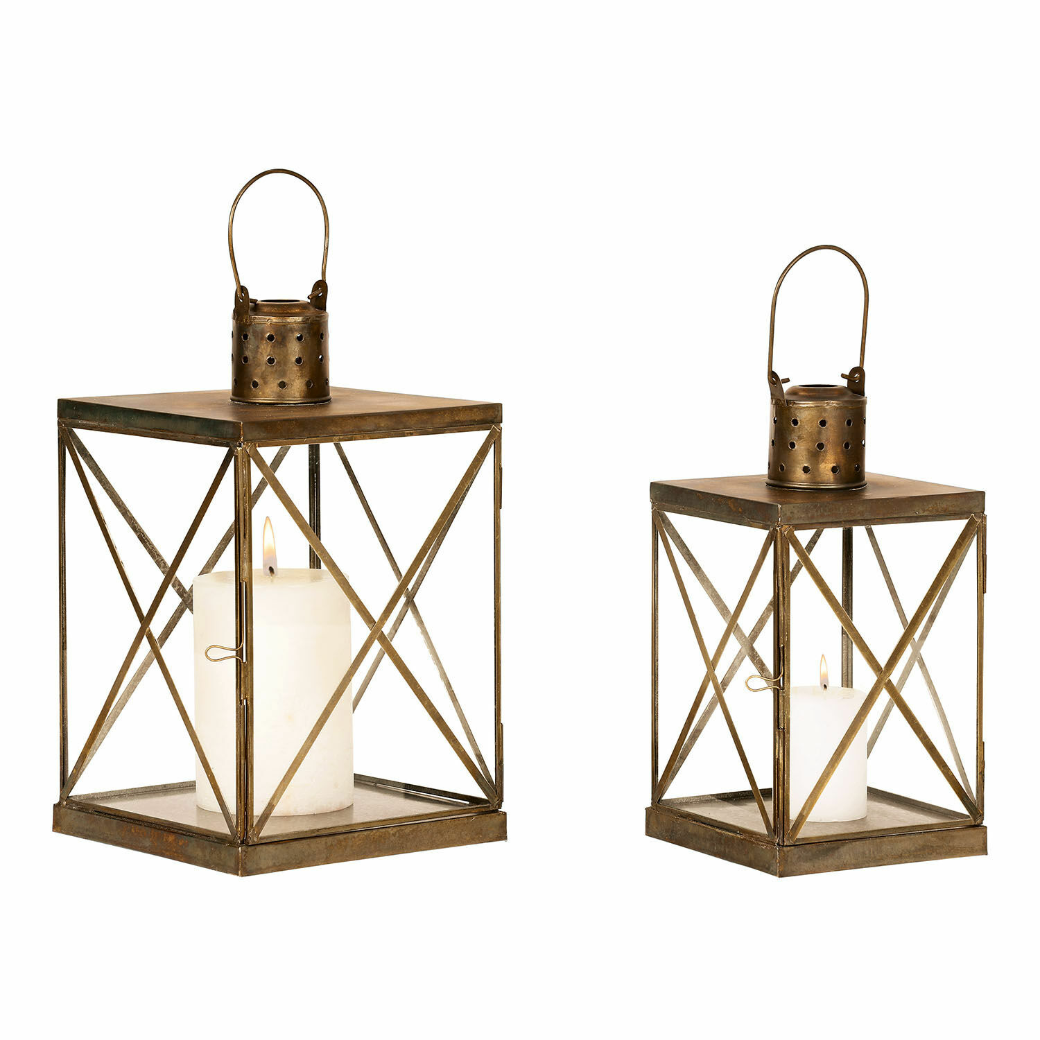 Set van twee metalen lantaarns in messingkleur met witte kaarsen en draaghandvatten