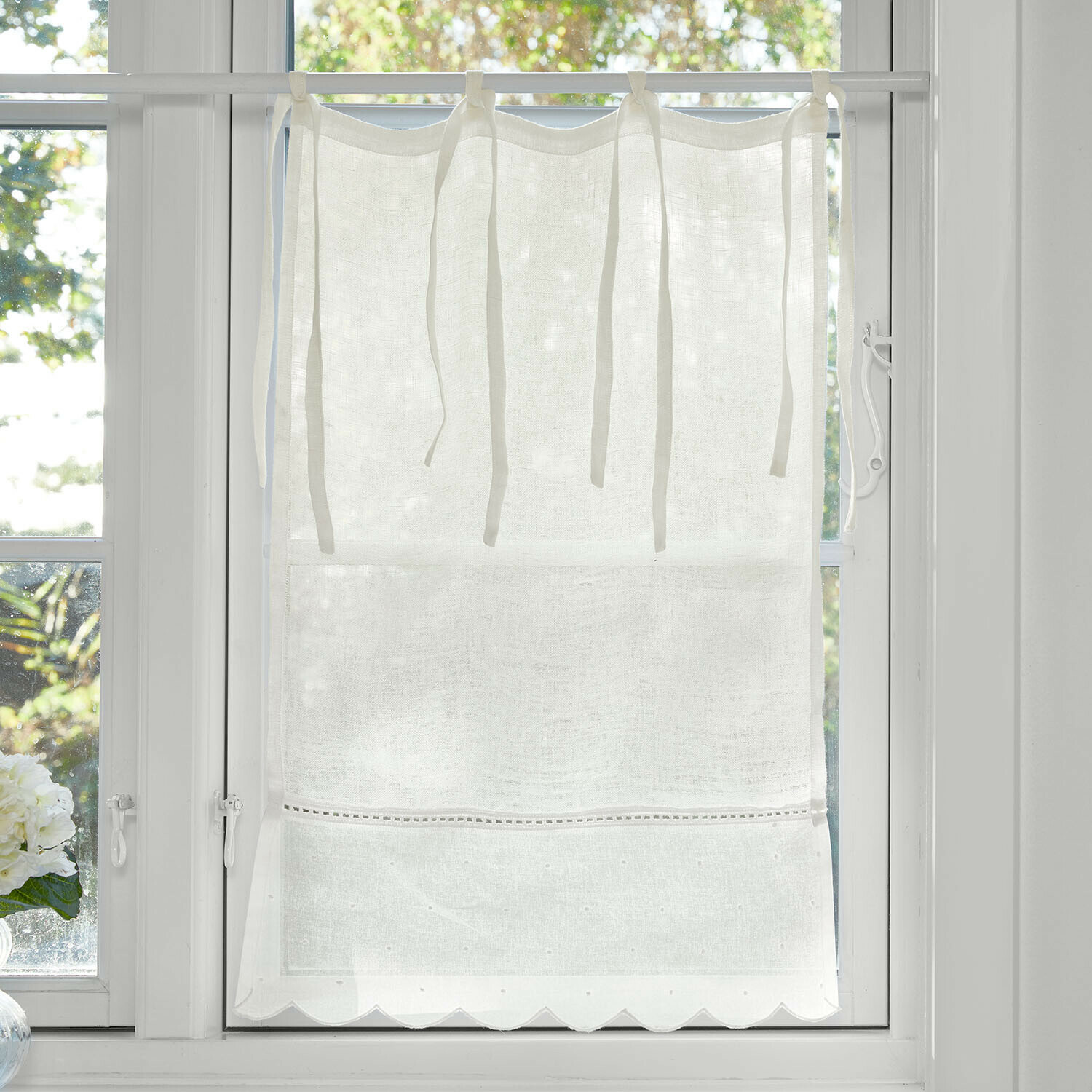 Witte linnen vitrage met striklinten en gegolfde onderkant, lichte raamdecoratie
