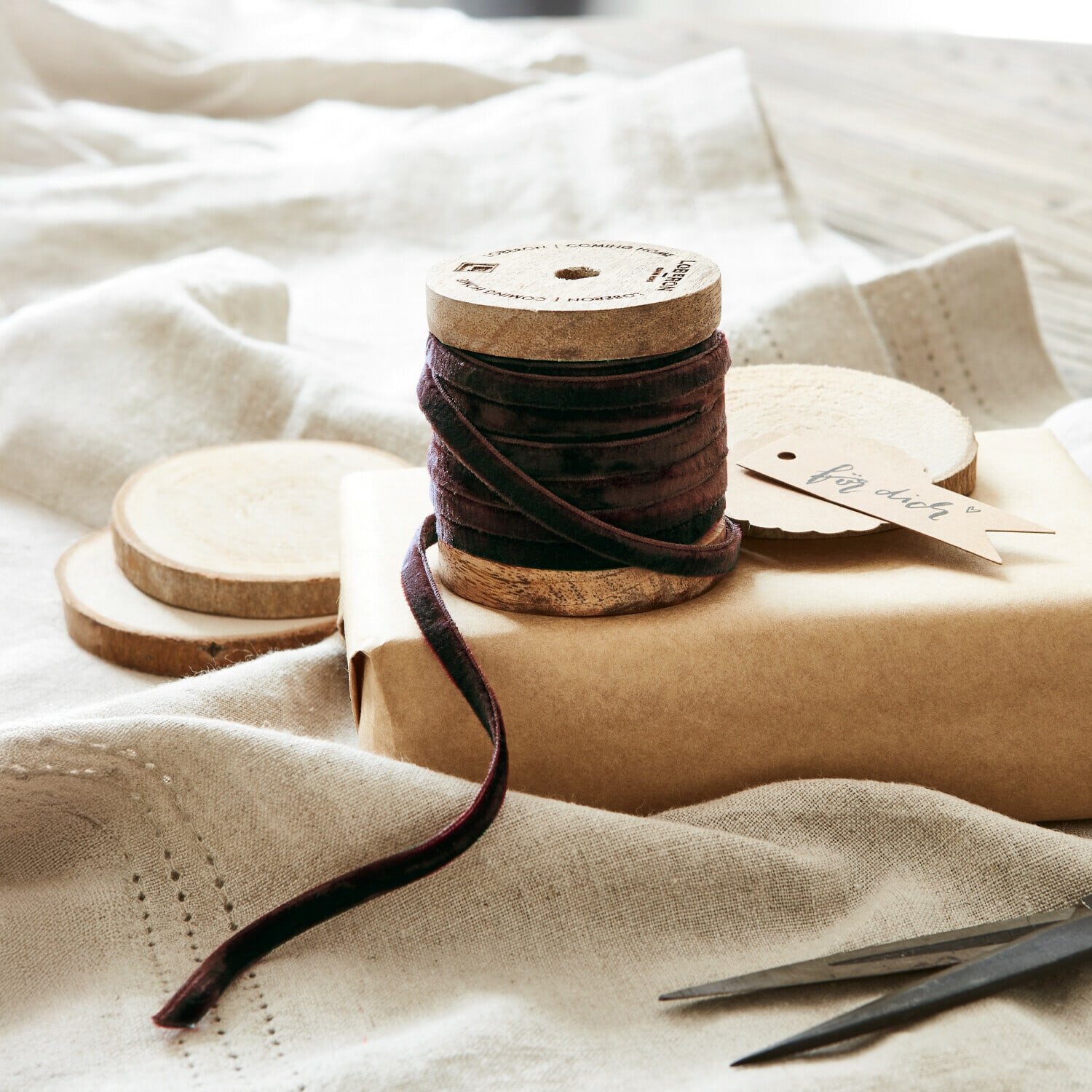 Fluwelen lint Olessa Bruine fluwelen lint op houten spoel met natuurlijke decoraties en schaar voor cadeauverpakking