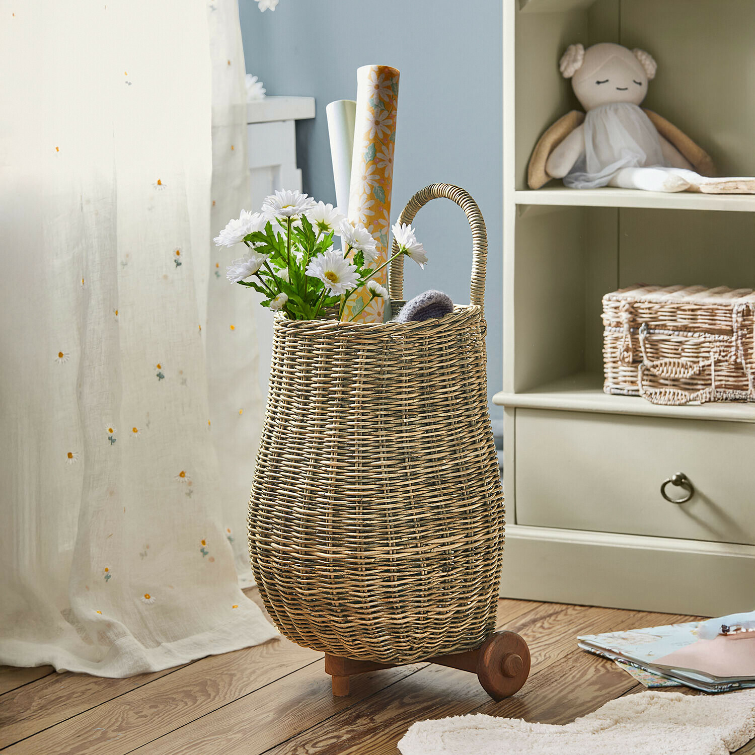 Boodschappentrolley voor kinderen Tinytreasure Natuurlijke rieten mand op wieltjes met handvat, gevuld met witte bloemen en decoratief papier