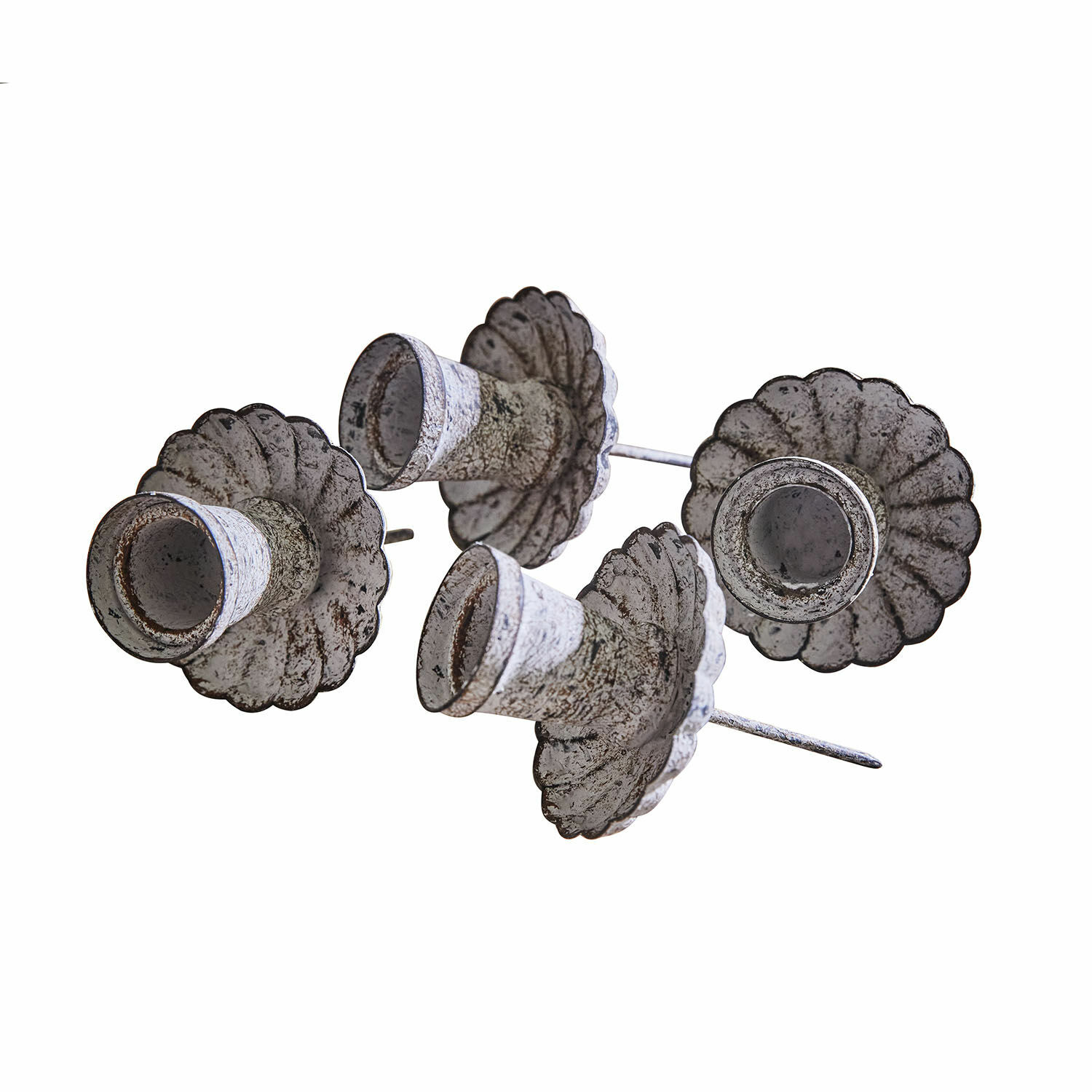 Kaarsenhouder met pin set van 4 Korraine Set van vier witte metalen kandelaren met verouderde look voor interieurdecoratie