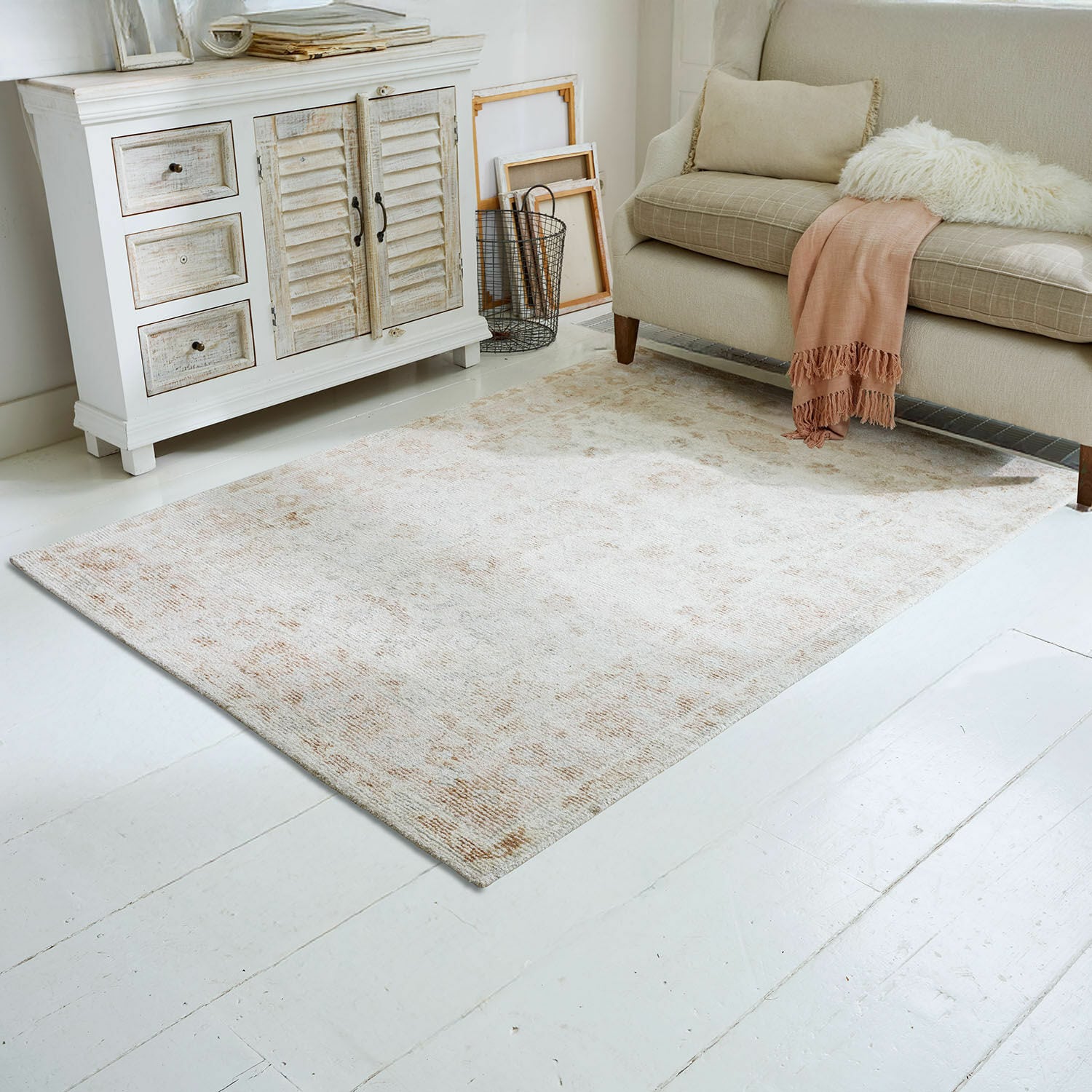 Vloerkleed Fornale Lichtbeige en crèmekleurig vloerkleed op witte vloer in gezellige woonkamer met houten meubels