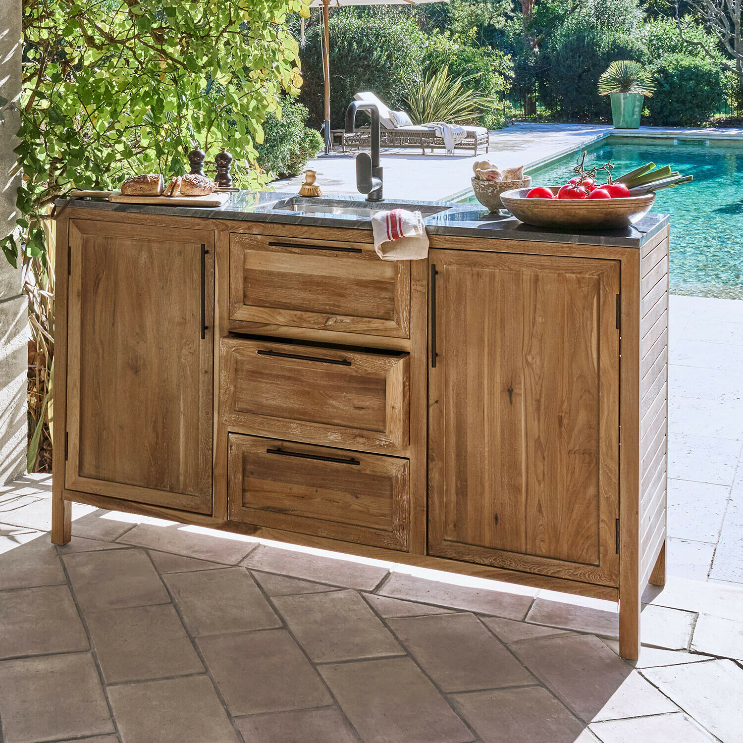 Houten tuinkast met zwarte werkblad en gootsteen, ideaal voor buitenkeuken bij het zwembad