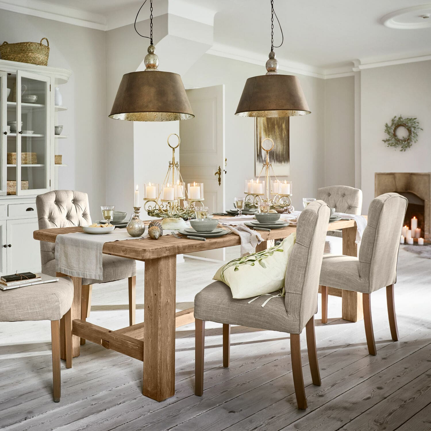 Tafel Oteley Eetkamer met houten tafel en beige gestoffeerde stoelen in rustieke stijl