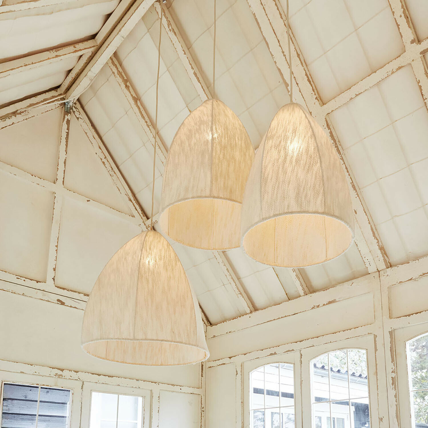 Hanglamp set van 3 Reveaux Drie hanglampen van lichte stof in klokvorm in rustieke ruimte met wit plafond