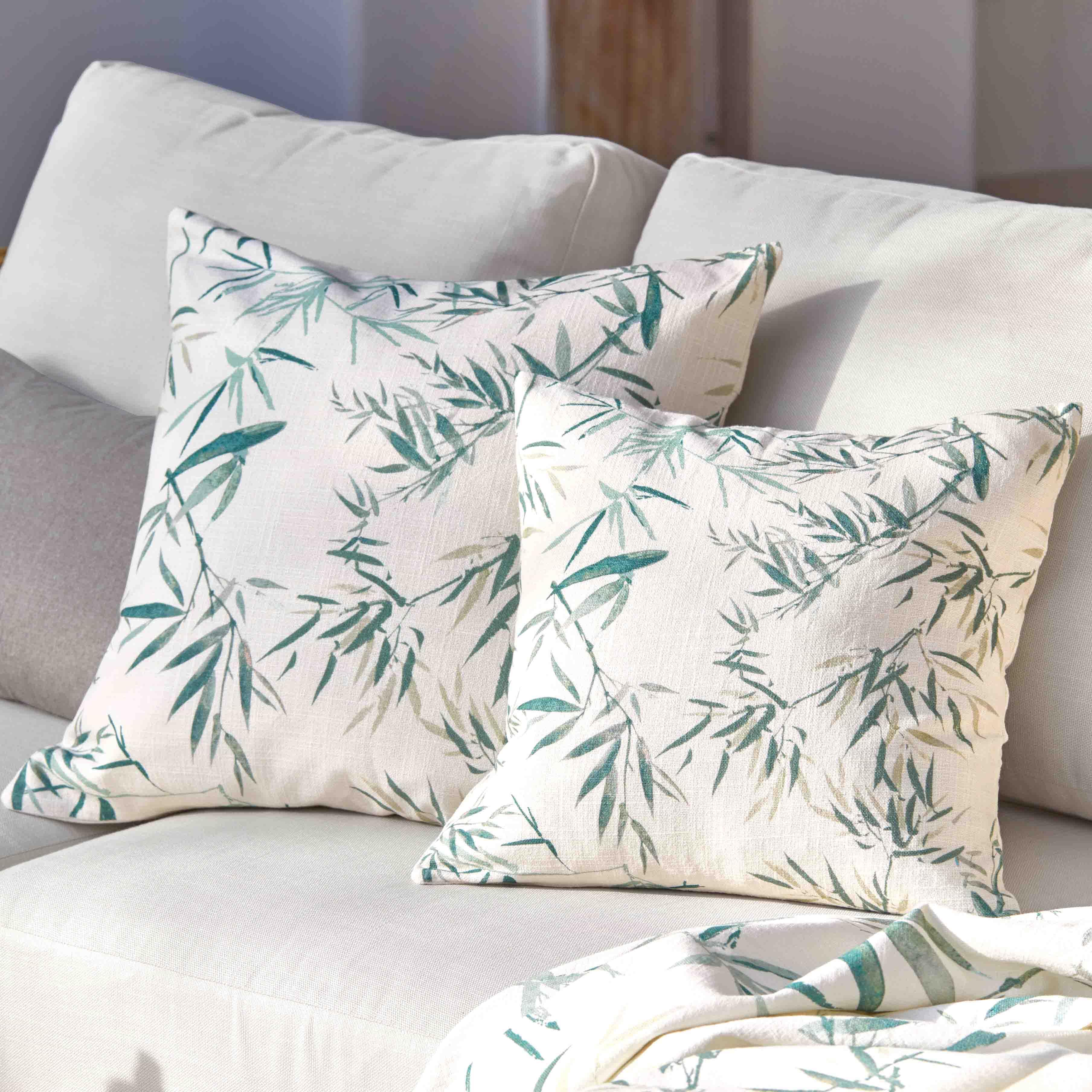 Dubbelzijdige decoratieve kussens van crème katoen met groen bladmotief, trendy woonaccessoires