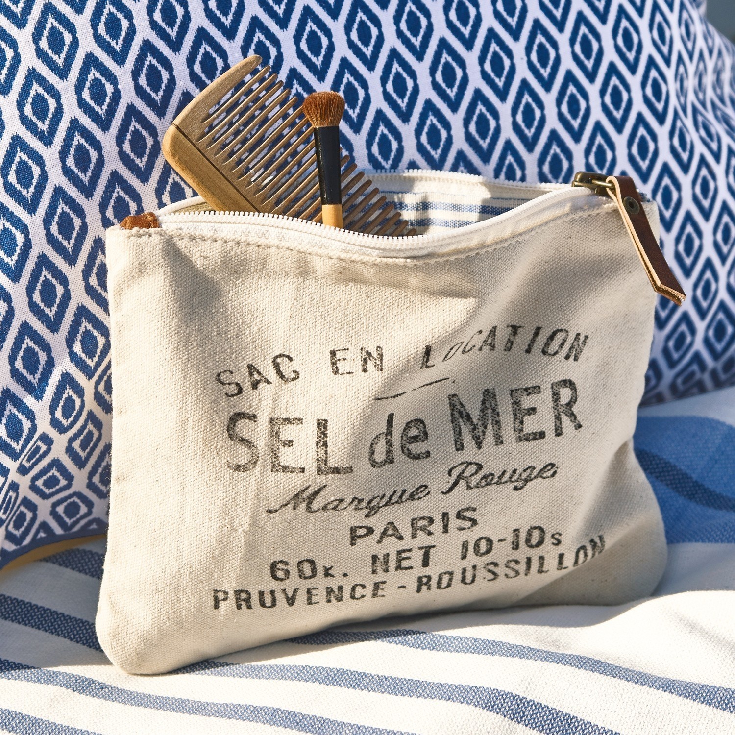 Tasje Sel de Mer Beige katoenen make-uptasje met opdruk en leren rits op blauw-witte stof