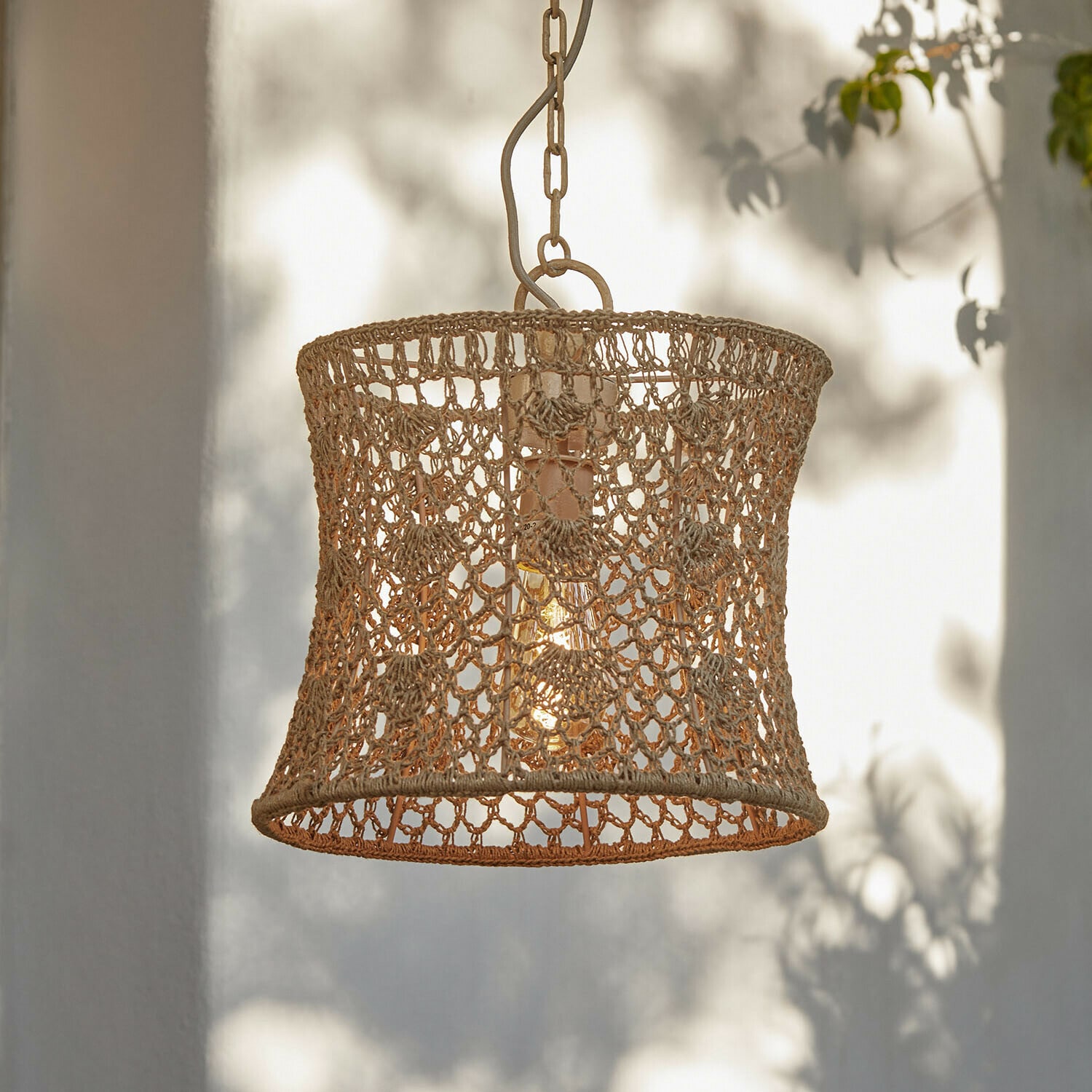 Hanglamp van natuurlijke beige touw met decoratieve opengewerkte kap, sfeerverlichting