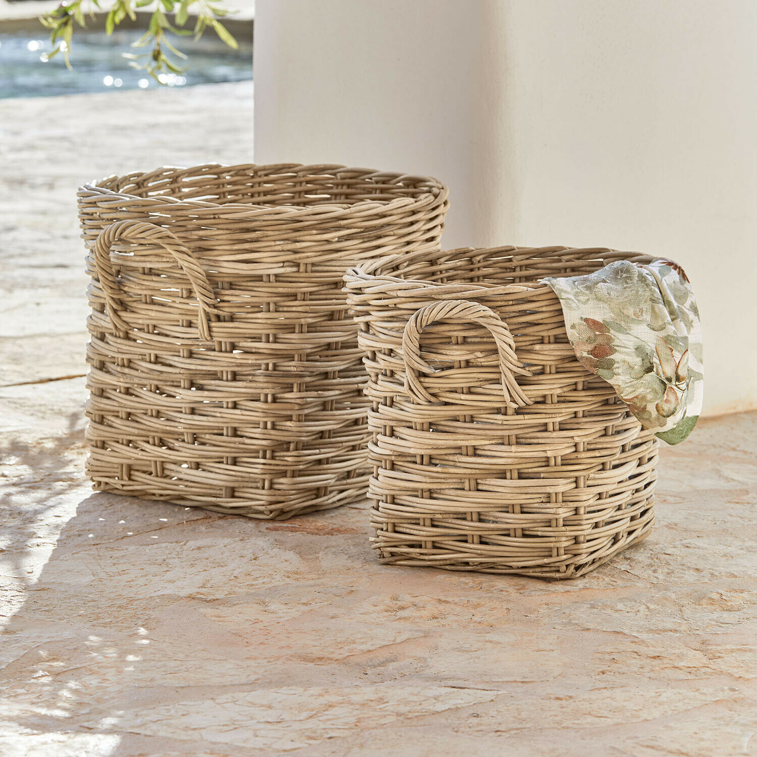 Twee natuurlijke rieten manden met handvatten, ideaal voor opslag in huis