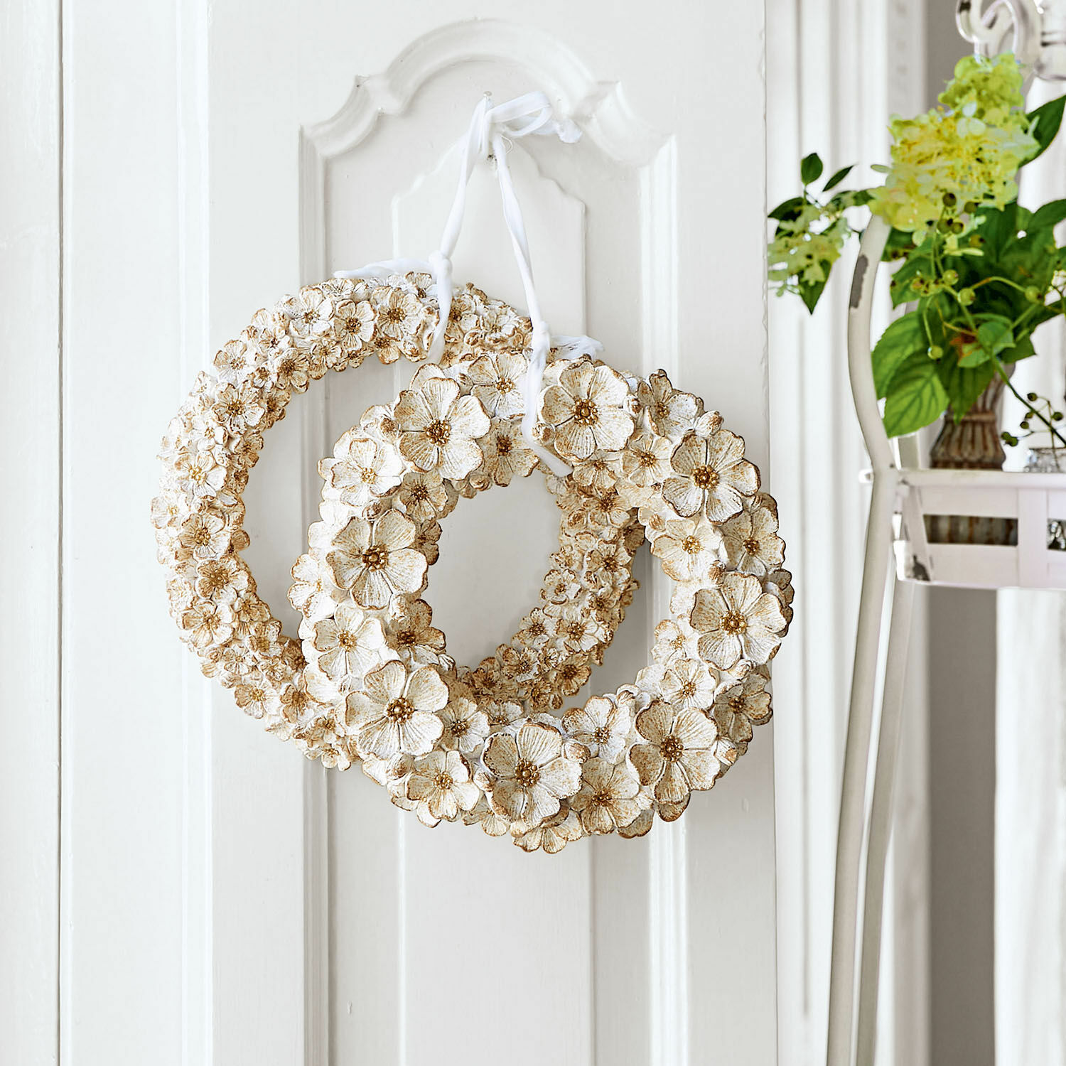 Krans set van 2 Marie Decoratieve krans van witte bloemen met beige accenten, hangend aan een witte deur