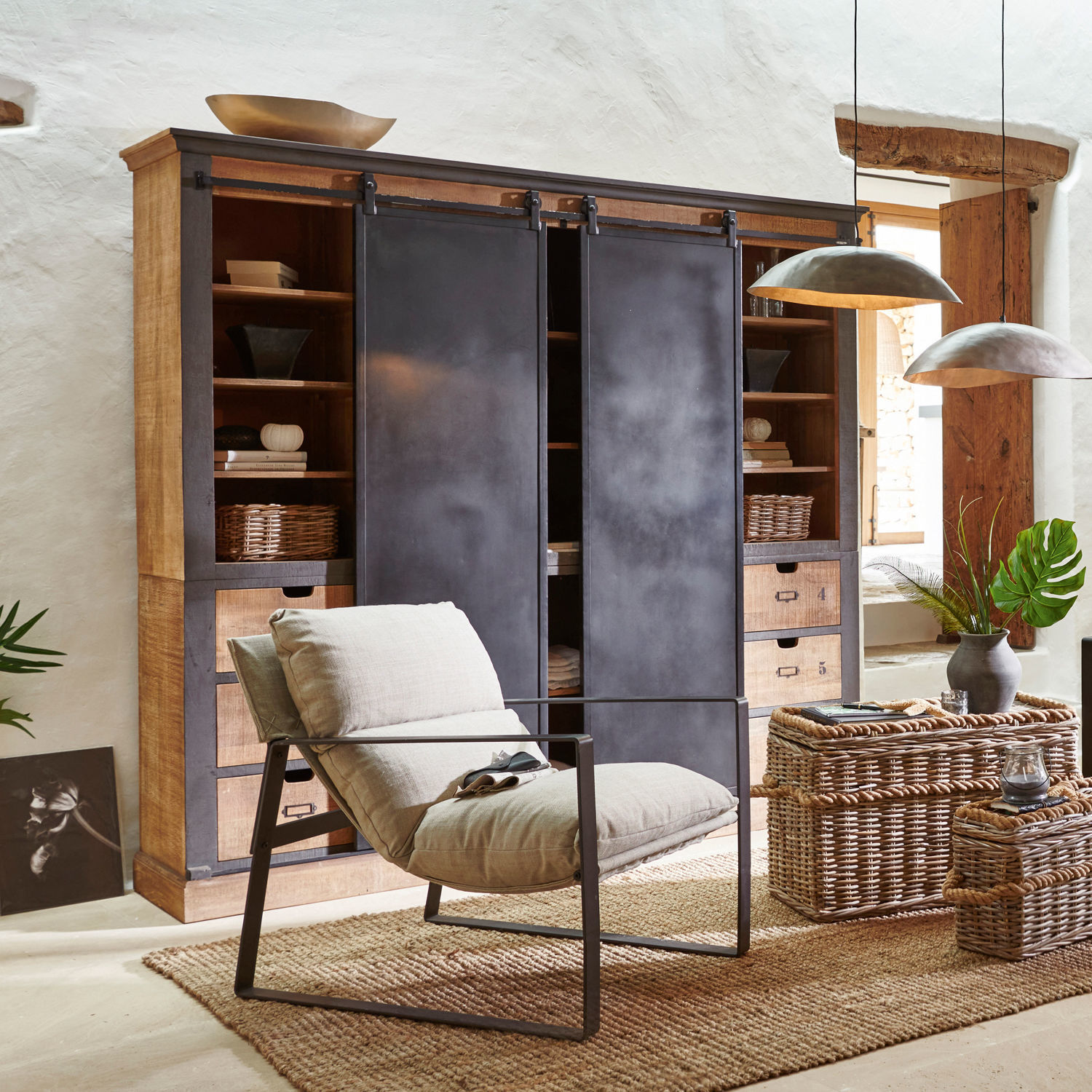 Kast Vulmont Moderne stoel met metalen frame en beige kussen in natuurlijke woonkamer met rieten manden