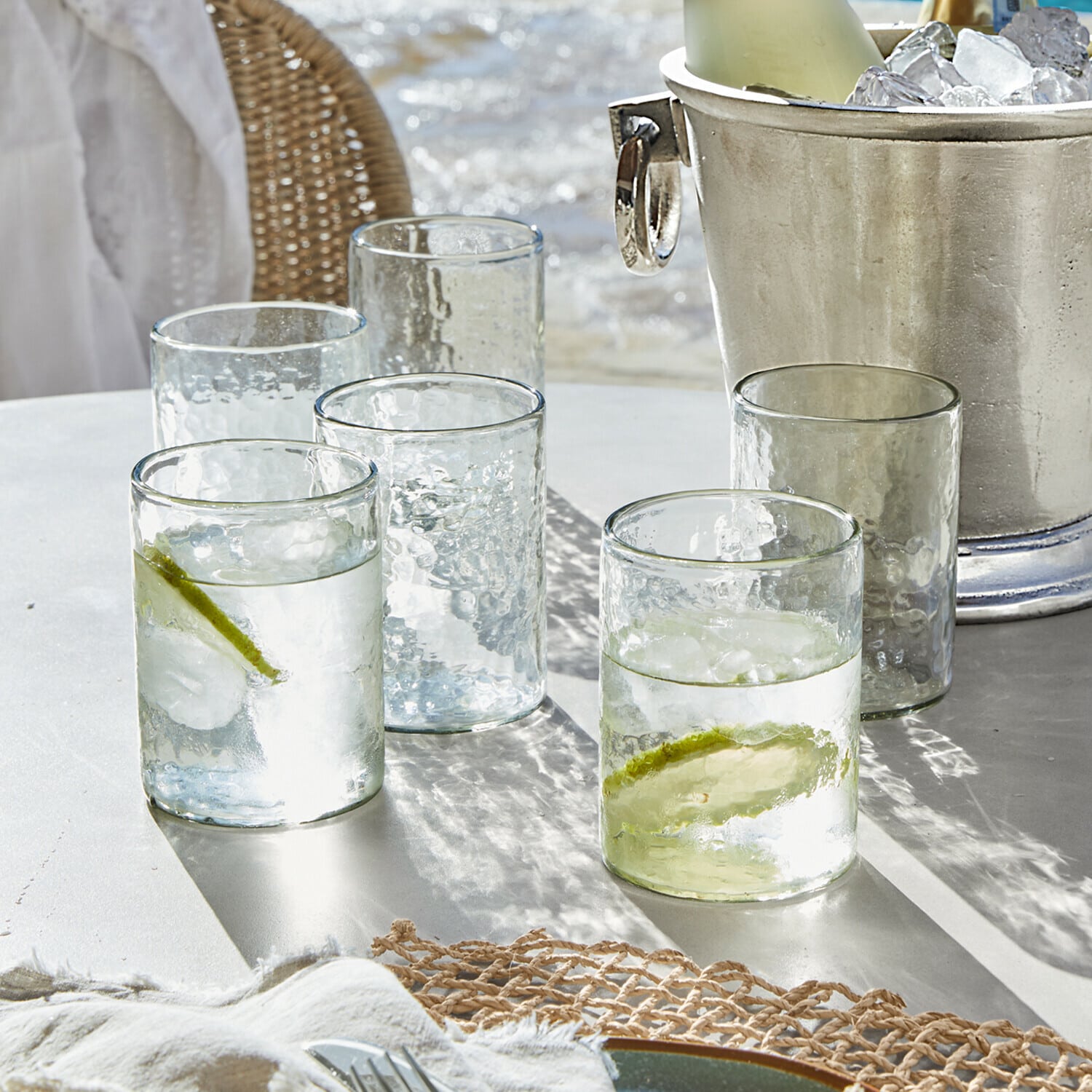 Glas set van 6 Clarksville Glazen van doorzichtig, gestructureerd glas met limoenpartjes en ijsblokjes op witte tafel