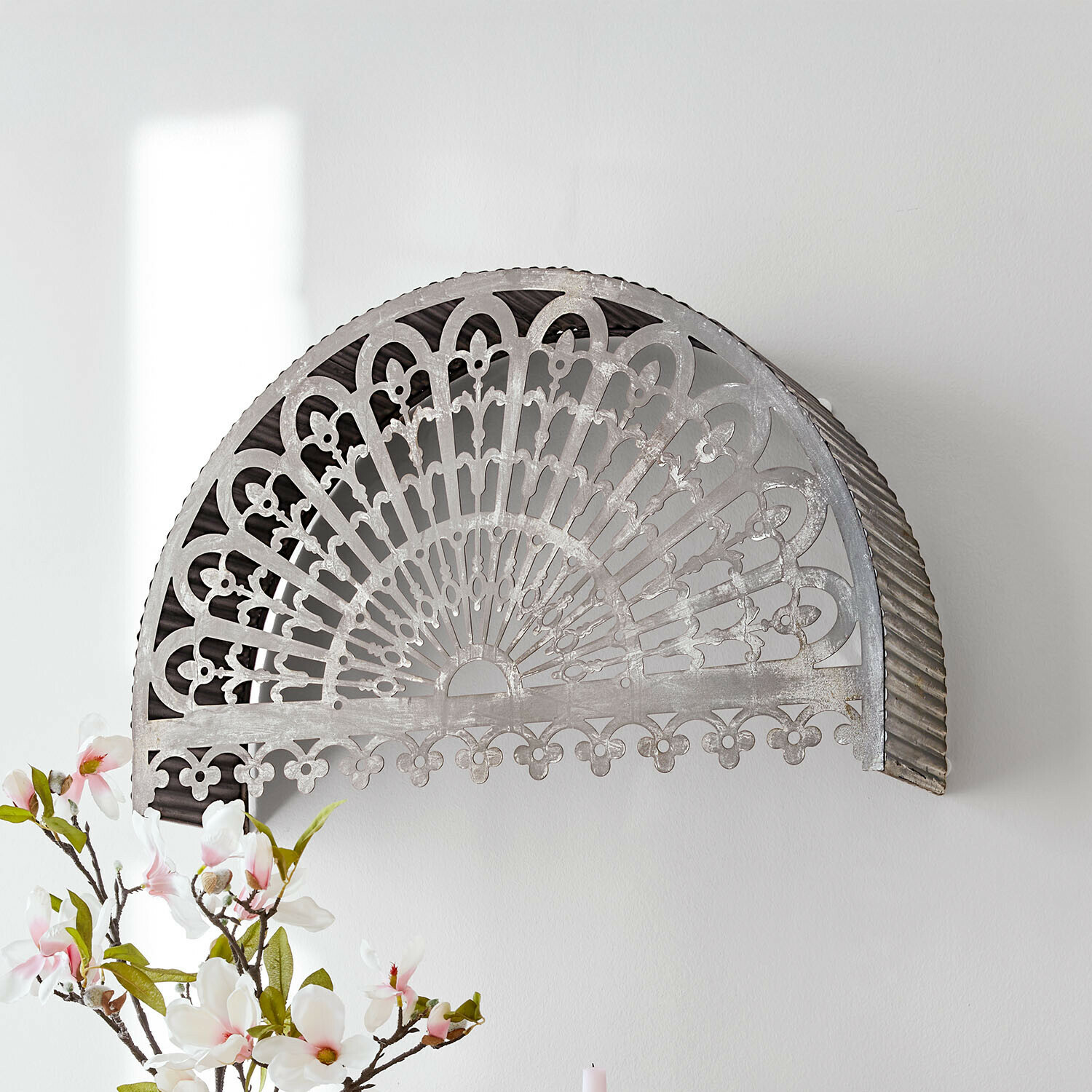 Halfronde metalen wanddecoratie met opengewerkt waaierpatroon in grijze kleur