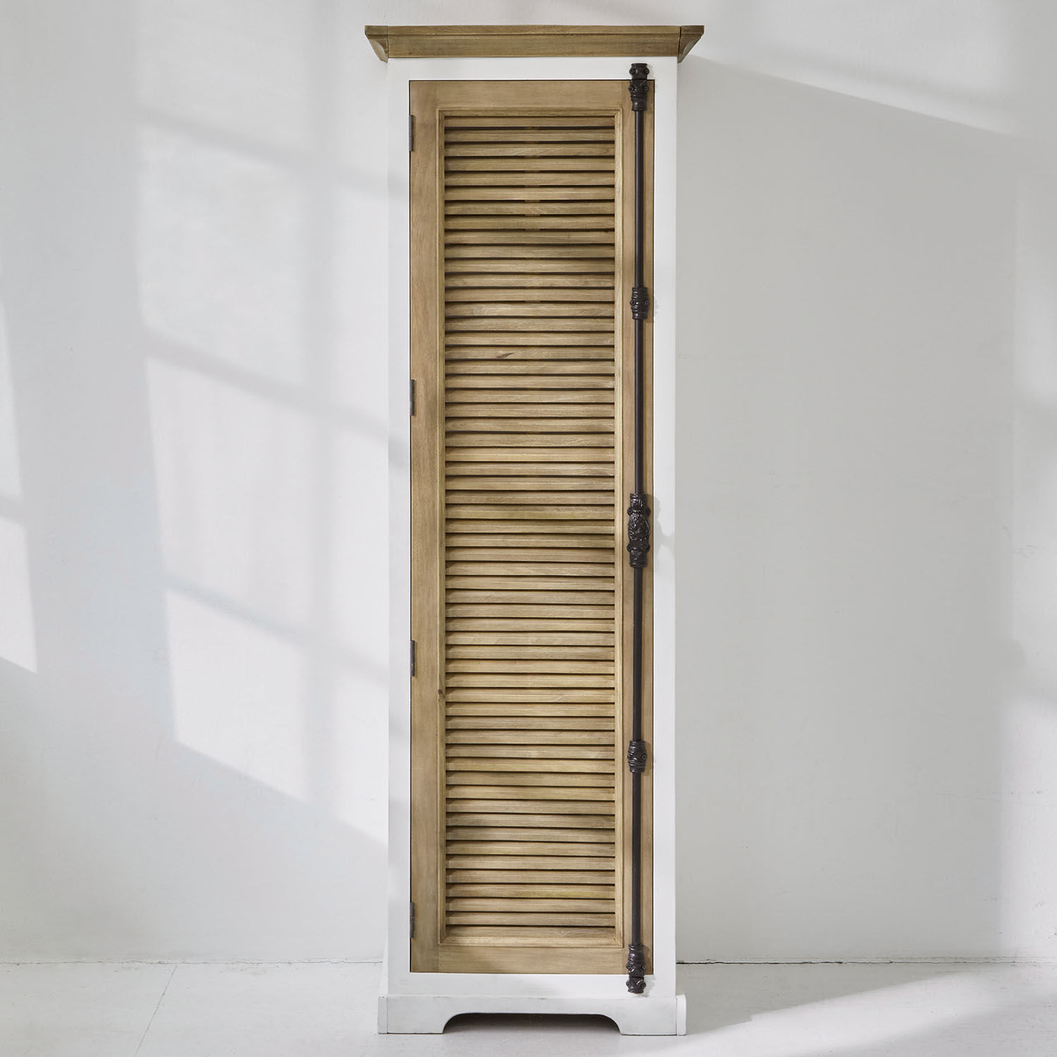 Kast Daviau Smalle houten kast in wit met natuurlijke lameldeur en decoratieve metalen scharnieren