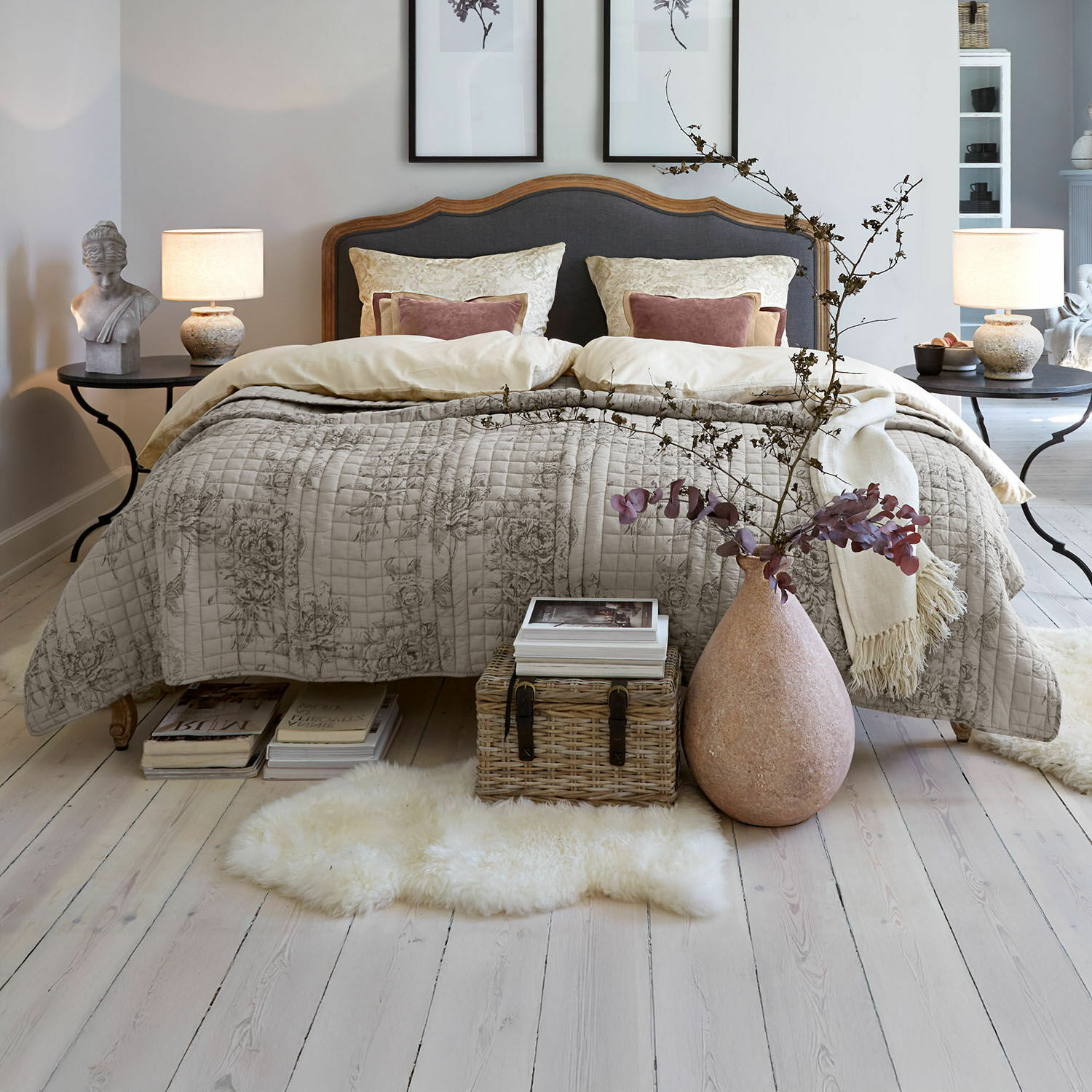 Quilt Orrenwyn Gezellige slaapkamer met houten bed en beige gewatteerde deken met bloemenpatroon