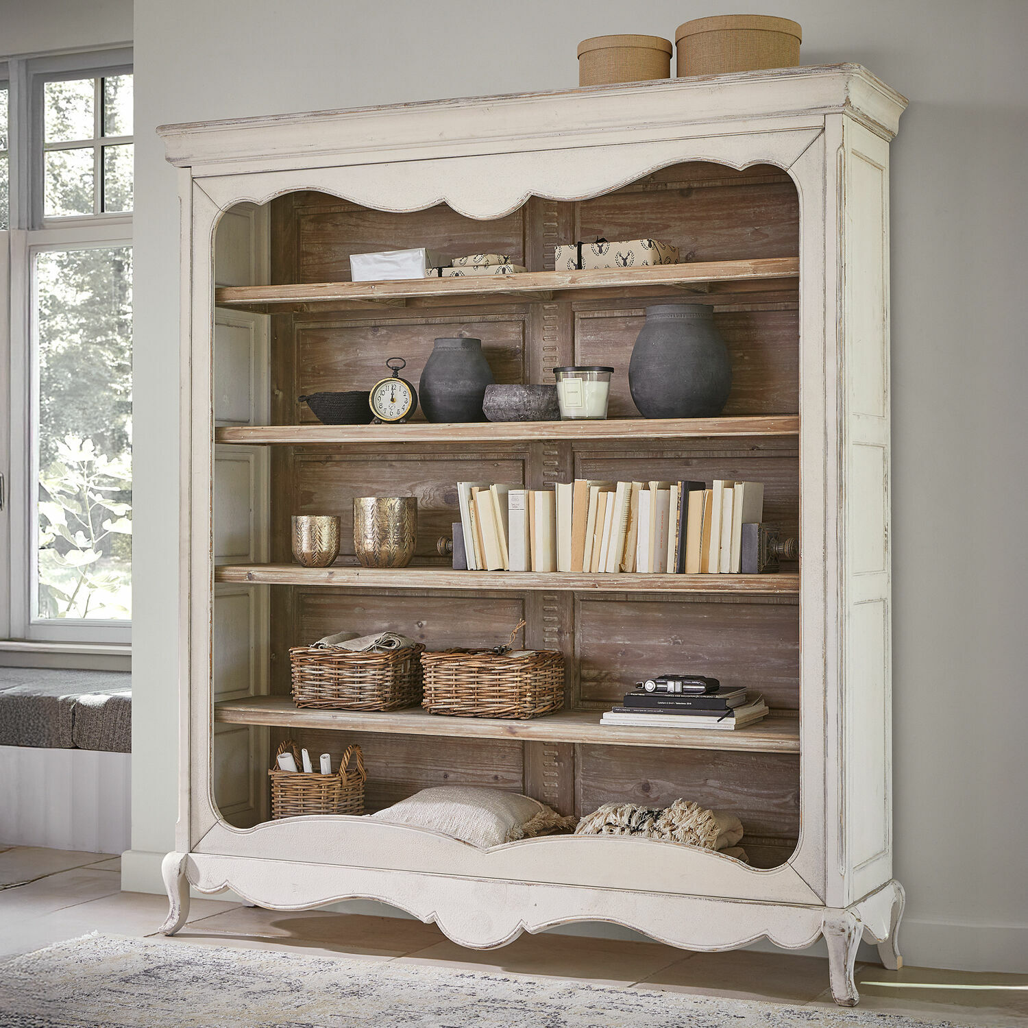 Open kast Langworth Witte houten vitrinekast met decoratief front en natuurlijke houten planken in vintage stijl