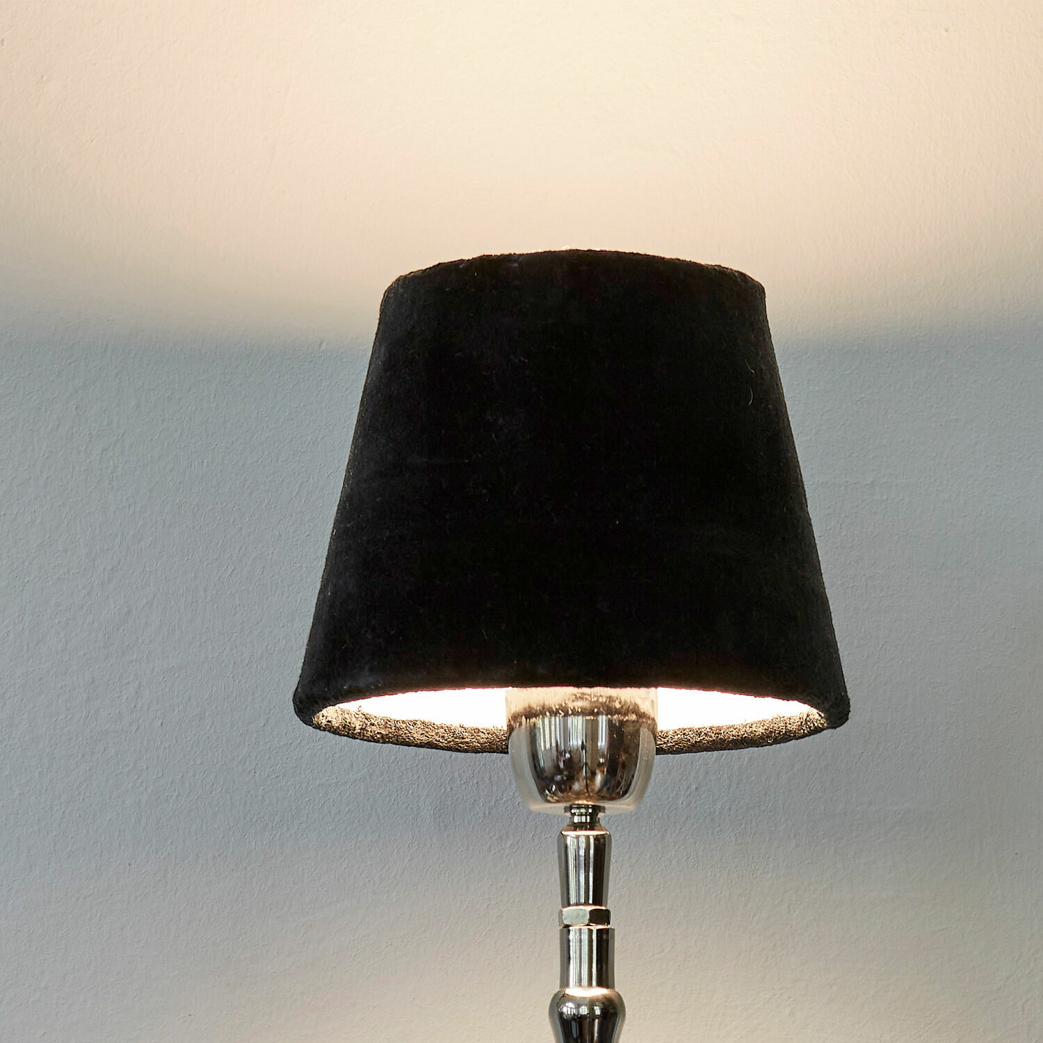 Tafellamp met zwarte kap en metalen voet, moderne verlichting voor woonkamer