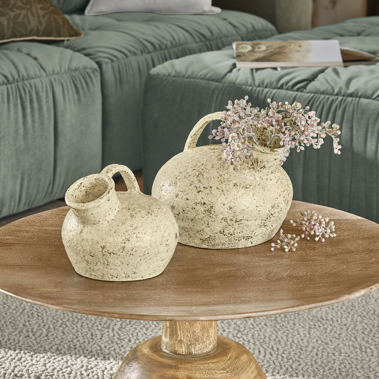 Vase 2er Set Gravière Twee crèmekleurige keramische vazen met handvatten op houten tafel voor groene bank in woonkamer