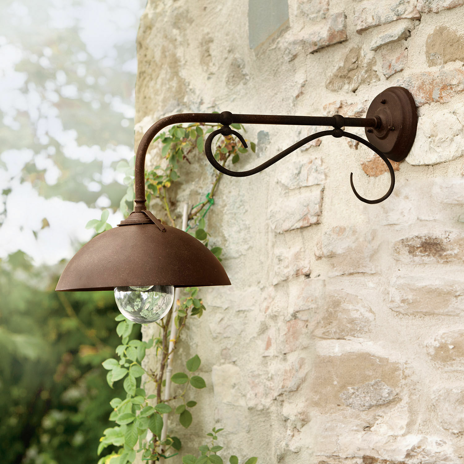 Wandlamp voor buiten Lupia Rustieke metalen buitenwandlamp met roestkleurige afwerking aan stenen muur, tuinverlichting