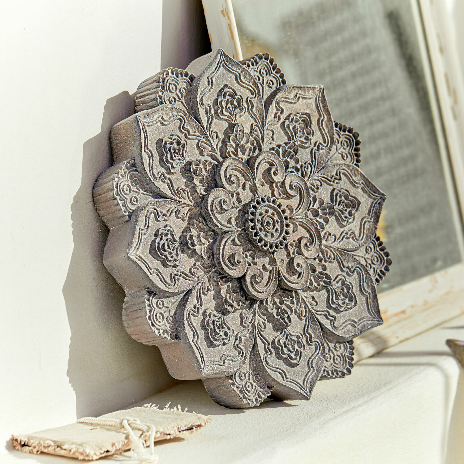 Wanddecoratie Aubure Grijs houten decoratief ornament met bloemmotief, geschikt voor interieur en wanddecoratie