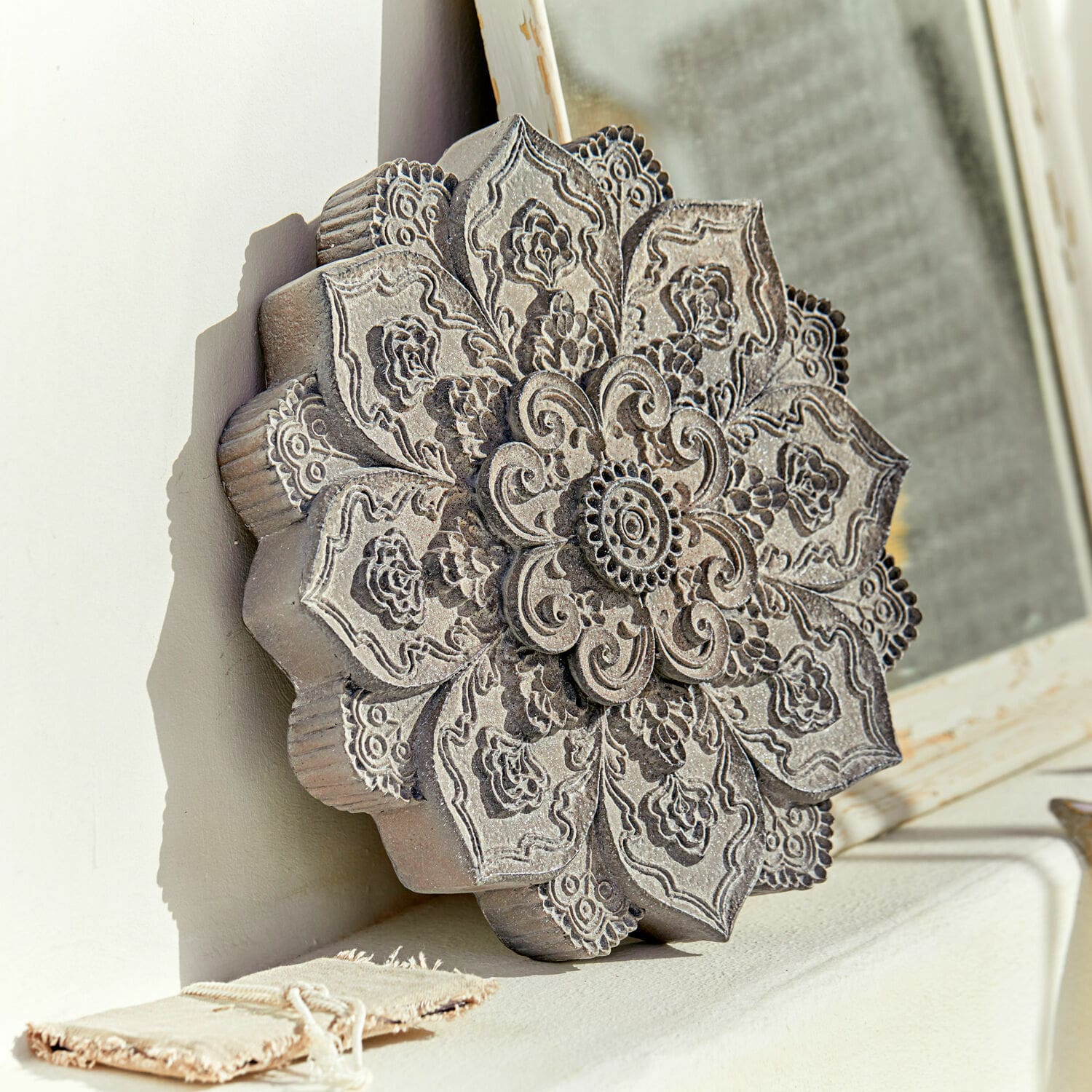 Wanddecoratie Aubure Grijs houten decoratief ornament met bloemmotief, geschikt voor interieur en wanddecoratie