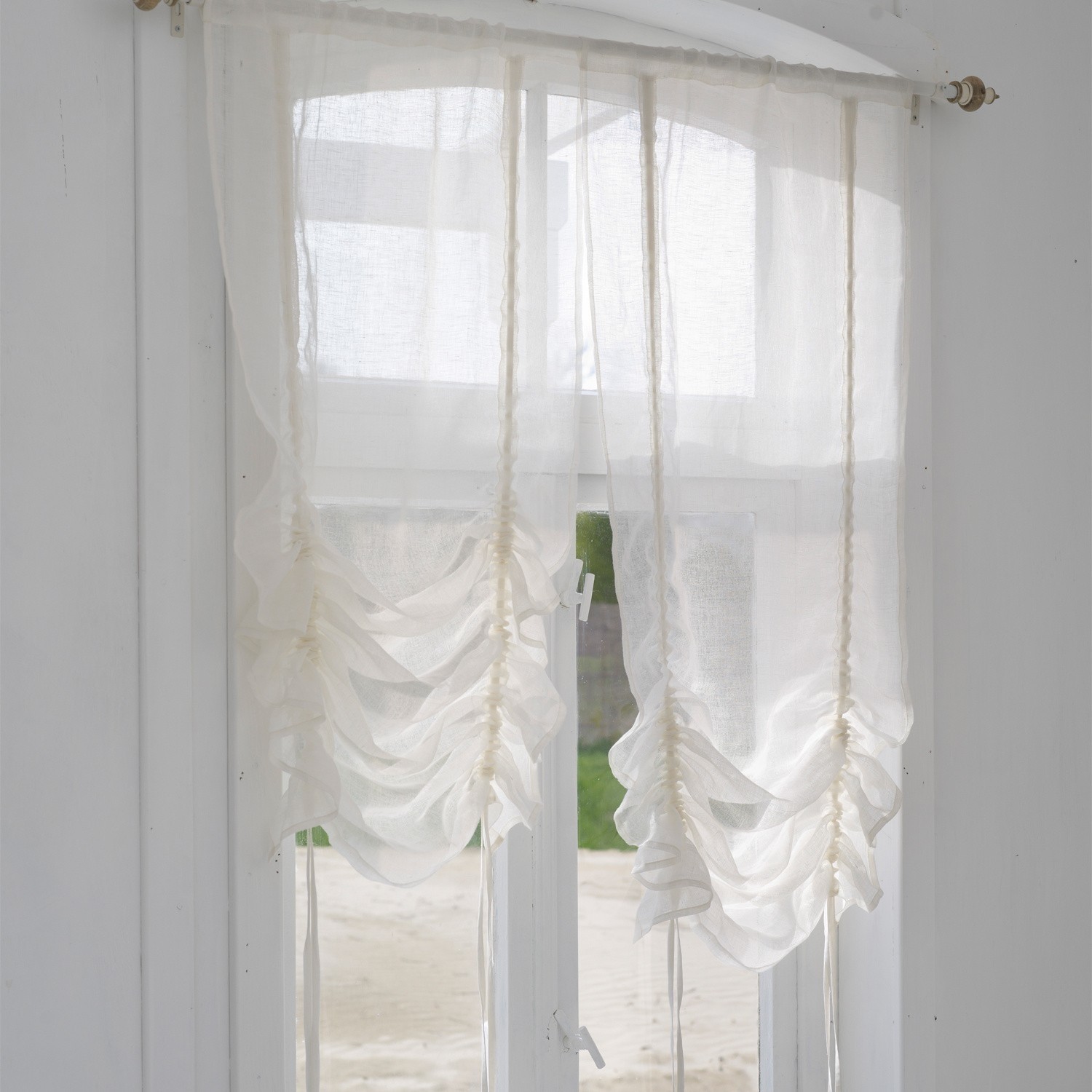 Vitrage Raphaela Transparante witte vitrage met plooien van lichte stof aan raam, interieurdecoratie