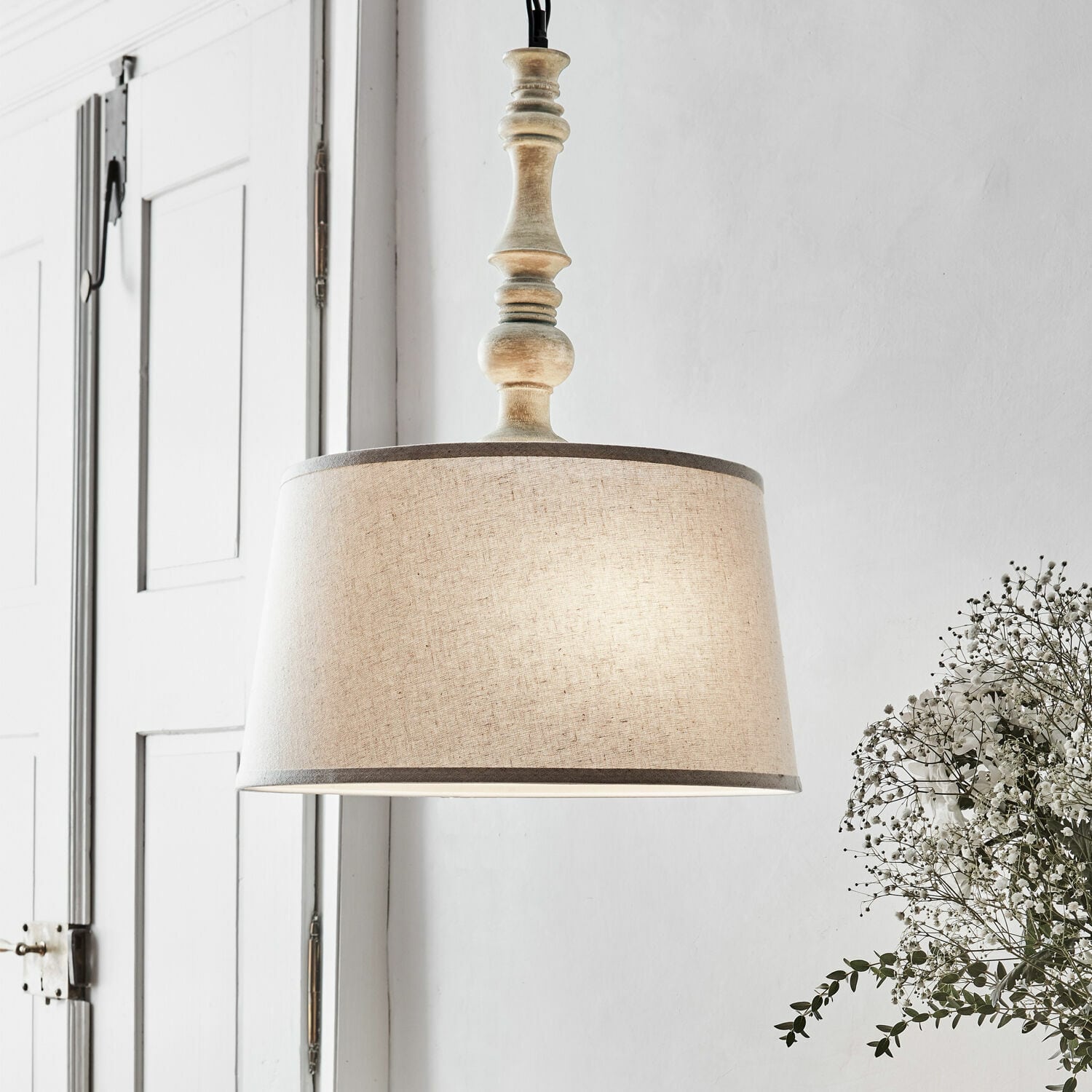 Hanglamp Martigny Hanglamp met beige stoffen kap en houten voet in vintage stijl voor sfeervolle verlichting