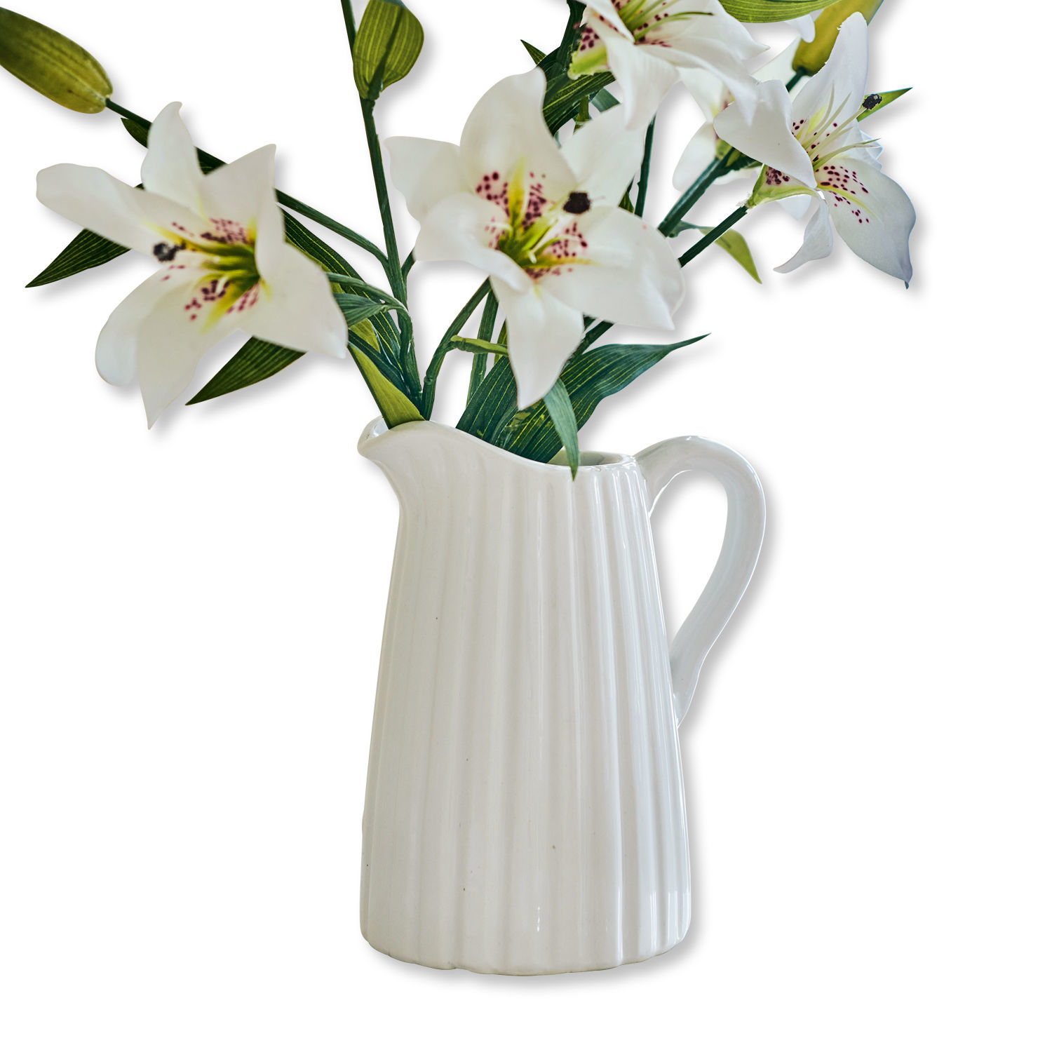 Kan Belair Witte keramische kan met ribbels en lelies, stijlvolle tafel- en interieurdecoratie