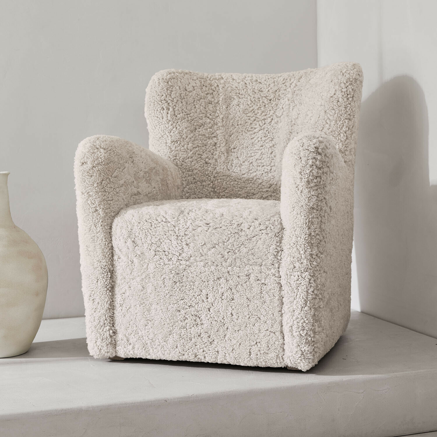 Fauteuil Fleurimond Zachte fauteuil van beige pluche met modern design, ideaal voor woonkamer en ontspanning